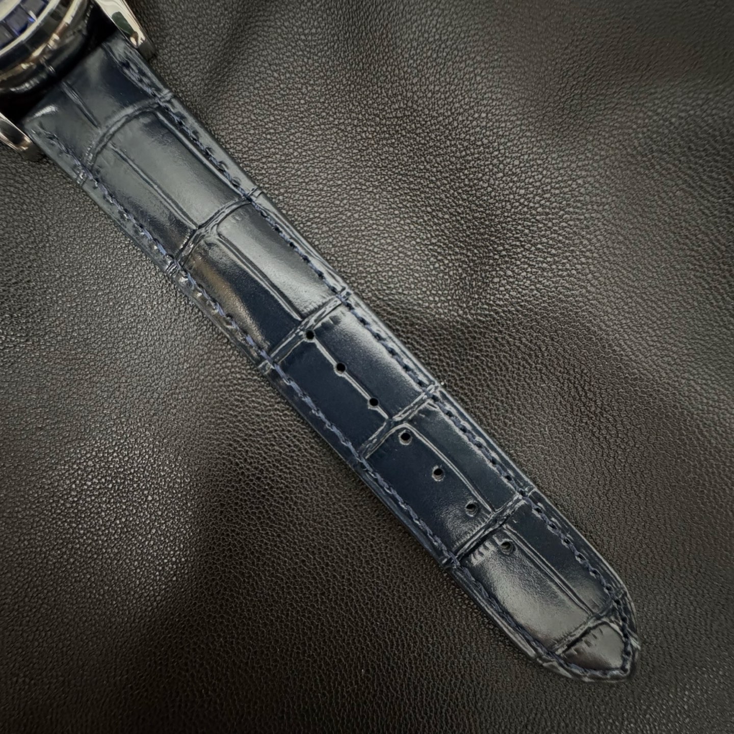 3K Factory 新品上市,独具匠心打造PP-6104G款超级复杂功能系列日内瓦苍穹系列,你可曾想象把星空佩戴在手腕上吗?星空升级直逼完美修正版,修正与官方一致的《顺时针》日历方向,这款星空腕表独具特别星象功能,表盘上就能欣赏日内瓦苍穹图,字面搭配与原装一致的搪瓷白月相,耗时两年精心打造,采用原装进口miyota全自动机械机芯改Cla.240机芯,直径42.5mm,厚10mm,搭配原装珍珠18K金自动锤,圈口镶嵌45颗璀璨宝石,环绕表圈,熠熠生辉,表扣镶嵌28颗璀璨宝石,工艺精湛,表盘上的月亮会根据天空的月亮月满圆月蚀弯的情况自动变化,玻璃采用先进技术处理,微拱形让玻璃折射光跟立体效果更强,让表盘看起来更加通透,3K出品必属精品,欢迎品鉴!