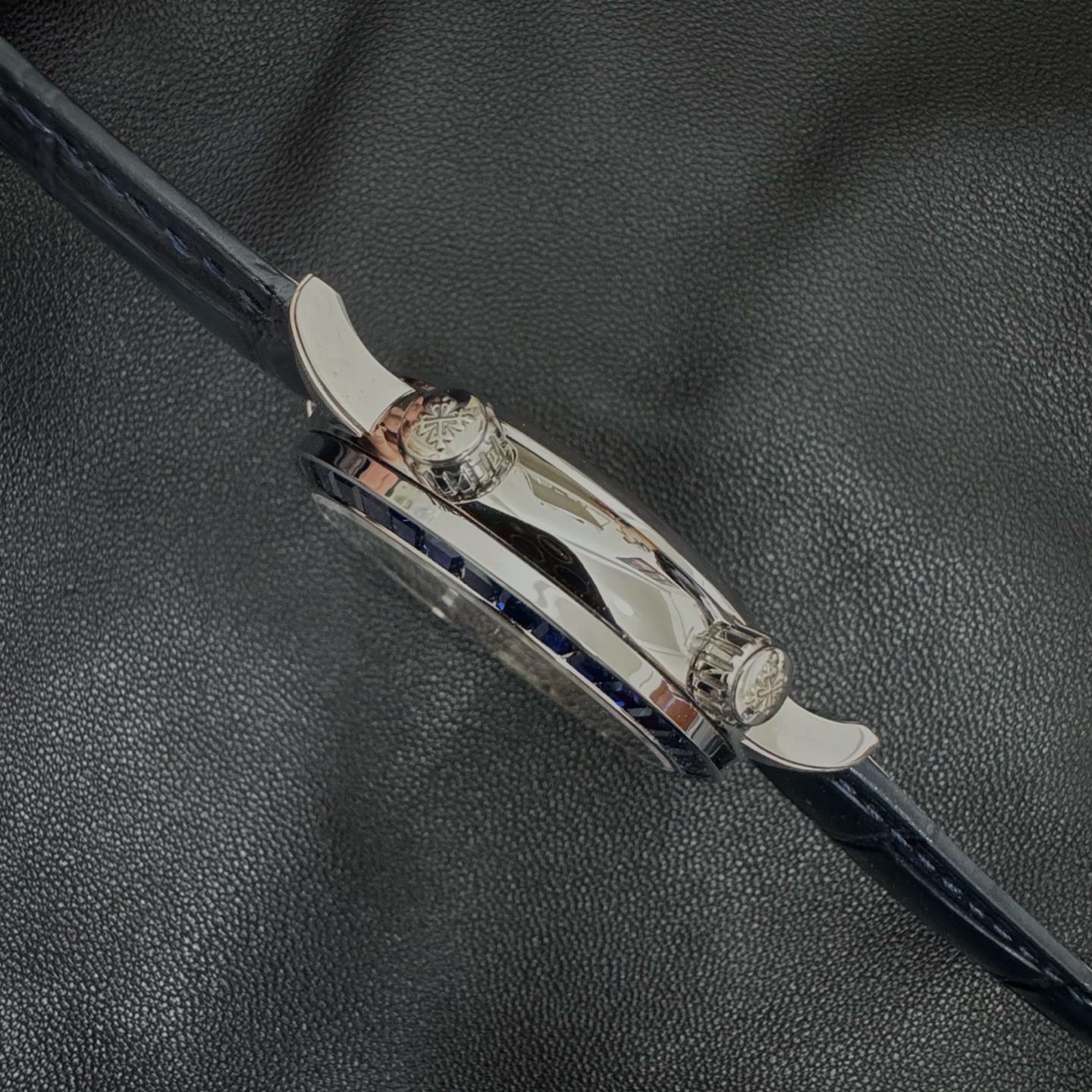 3K Factory 新品上市,独具匠心打造PP-6104G款超级复杂功能系列日内瓦苍穹系列,你可曾想象把星空佩戴在手腕上吗?星空升级直逼完美修正版,修正与官方一致的《顺时针》日历方向,这款星空腕表独具特别星象功能,表盘上就能欣赏日内瓦苍穹图,字面搭配与原装一致的搪瓷白月相,耗时两年精心打造,采用原装进口miyota全自动机械机芯改Cla.240机芯,直径42.5mm,厚10mm,搭配原装珍珠18K金自动锤,圈口镶嵌45颗璀璨宝石,环绕表圈,熠熠生辉,表扣镶嵌28颗璀璨宝石,工艺精湛,表盘上的月亮会根据天空的月亮月满圆月蚀弯的情况自动变化,玻璃采用先进技术处理,微拱形让玻璃折射光跟立体效果更强,让表盘看起来更加通透,3K出品必属精品,欢迎品鉴!