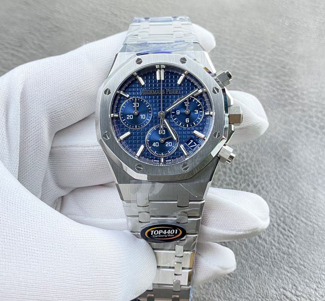 NO:617378,TO Factory is shockingly presented!  Audemars Piguet 26240 Royal Oak mechanical watch, 1: It is equipped with CAL.4401 movement, which was made by the top movement factory in Dandong in China and took three years to create a 1:1 mold. It is exquisite!  2: Compared with the genuine version, the watch case has the bezel edge line and the case body edge line aligned in a straight line, and the hexagonal grooves on the bezel edge are clear and parallel to the screw edges. 3: The strap is thinner than the previous model, with clear brushed and polished dividing lines, and the entire strap is smooth and close to the wrist, perfectly showing the softness of steel!  4: The night blue and white surface textures are three-dimensional and clear, and the color is very close to the original version. The luminous color of the nail is very bright compared to the original version!  Friends who modify the carbon fiber shell do not need to order another surface!  5: The watch hands are also made by big manufacturers, with bright and stylish designs, and absolutely solid needle bars!  !  !  ,,audemars19860909TO厂震撼呈现！ 爱彼26240皇家橡树机械腕表, 1:搭载的CAL.4401机芯,是国内丹东顶尖机芯厂耗时三年1:1开模制造,堪称精美绝伦！ 2:表壳比照正版做到圈口棱角线和壳身棱角线成一条直线,圈口上的凹槽六角清晰与螺丝边线成平行. 3:表带要比之前型号的更薄,拉丝抛光分界线清晰,整条表带柔顺贴腕完美呈现了钢中带柔的特点！ 4:夜色蓝及白色表面纹理立体清晰,颜色与原版也非常的接近,字钉夜光颜色对正版非常亮！改装碳纤壳的朋友也不需要另外再订表面！ 5:表针也是出自大厂,批花光亮有型,绝对的实心针杆！！！,,audemars,Watch
