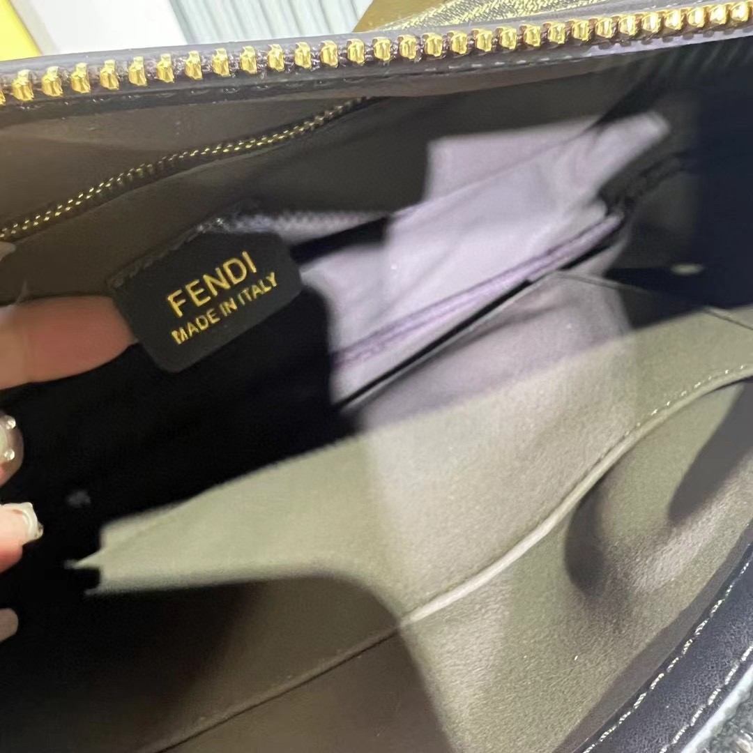 。最新的秀款老花中号simply，经典老花布料搭配深咖啡小牛皮，自带一种高级的松弛感，带点手缝穿线的皮革