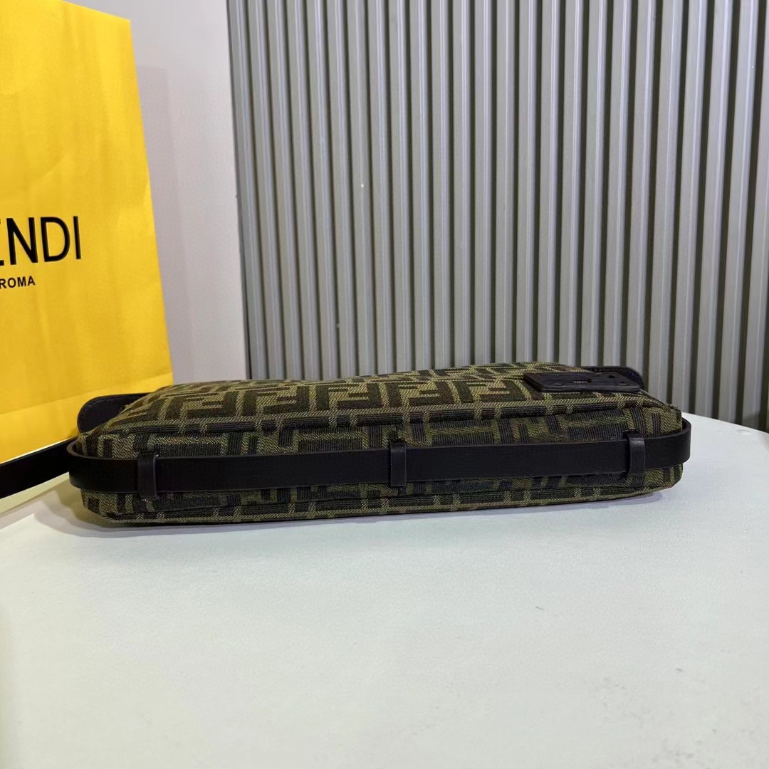 。最新的秀款老花中号simply，经典老花布料搭配深咖啡小牛皮，自带一种高级的松弛感，带点手缝穿线的皮革