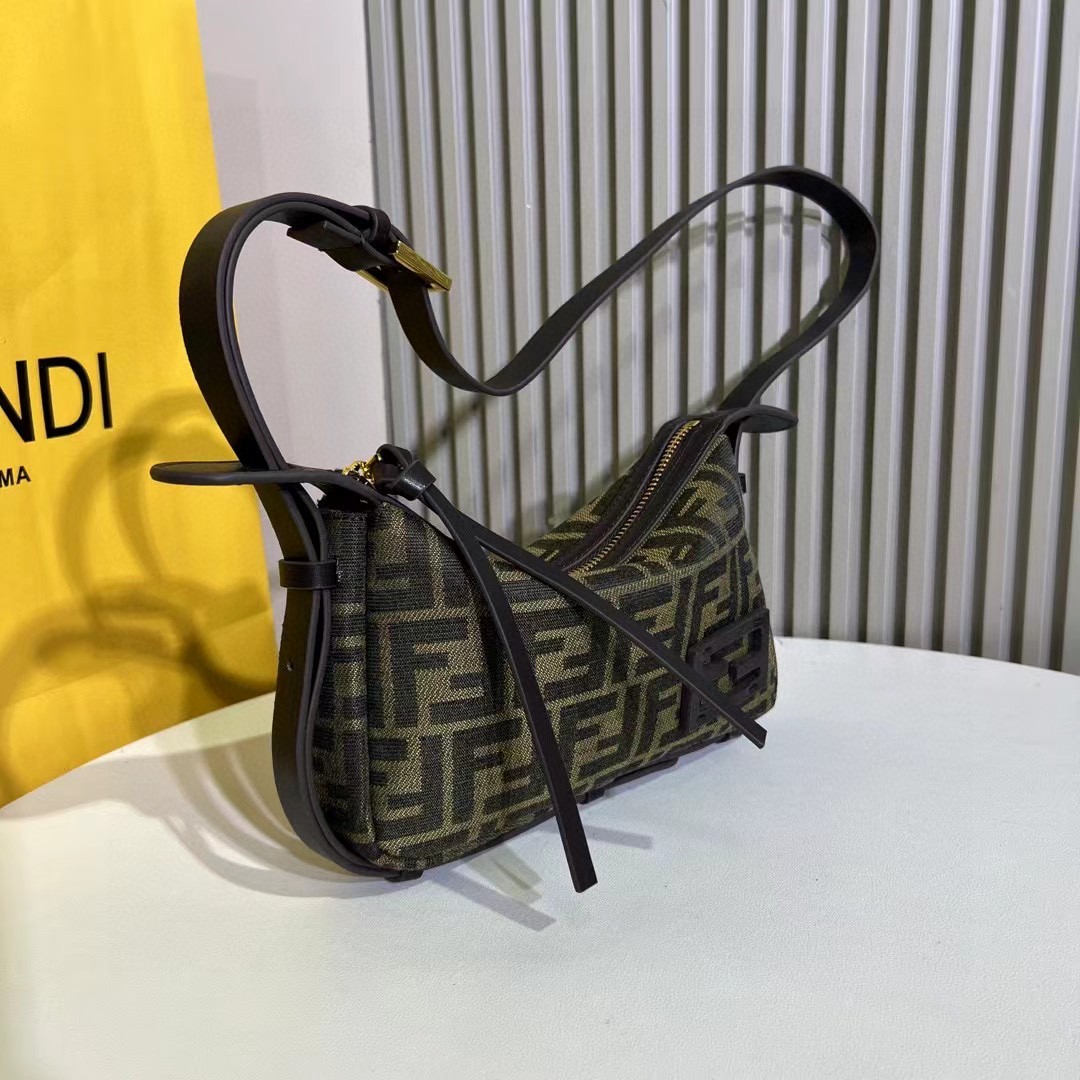 。小号Simply FENDI手袋，-25秋冬季时装秀亮相的一款柔软单肩包，以20世纪90年代初的典藏款