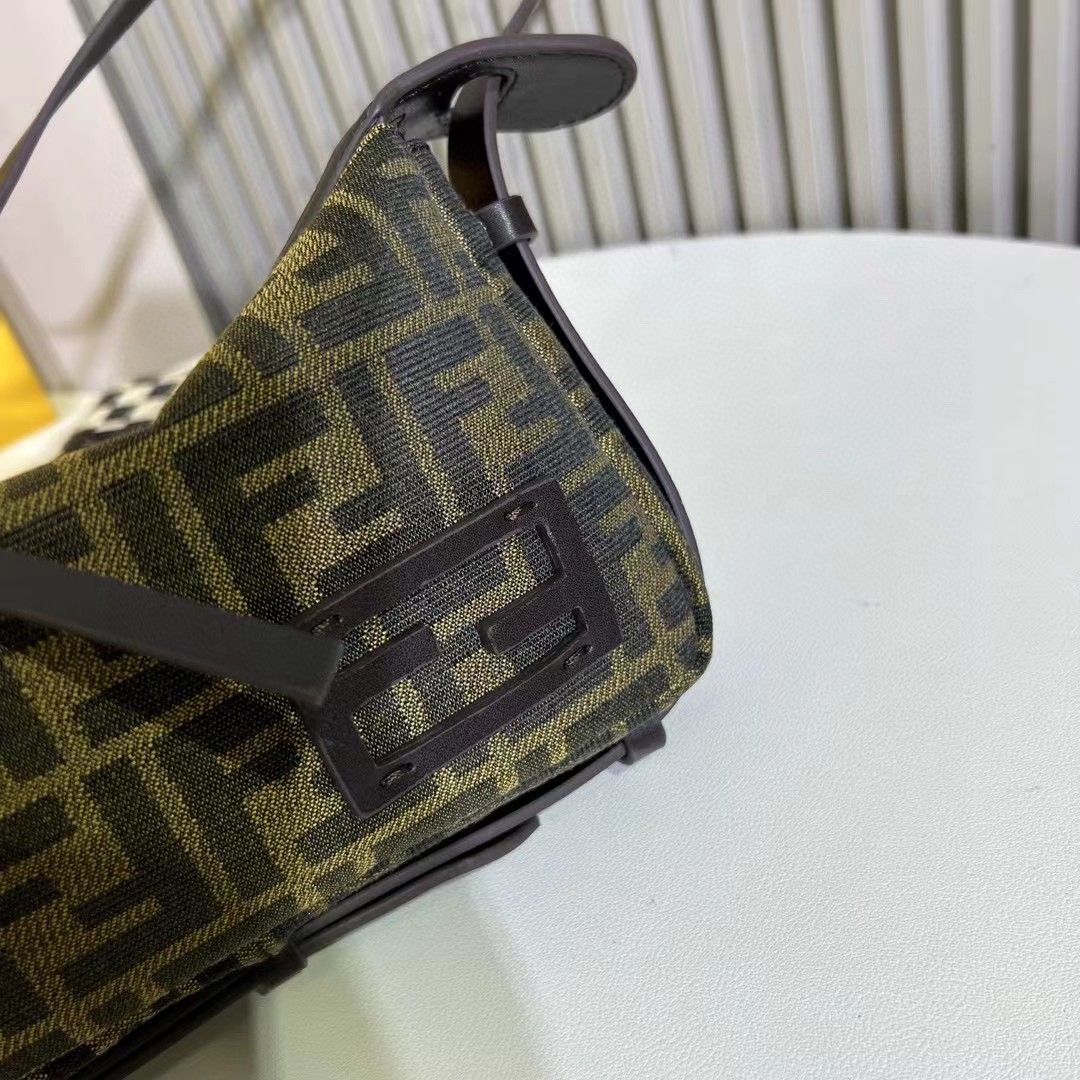 。小号Simply FENDI手袋，-25秋冬季时装秀亮相的一款柔软单肩包，以20世纪90年代初的典藏款