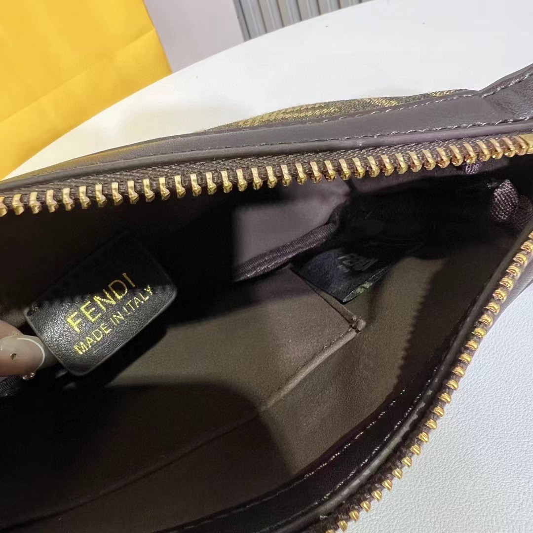 。小号Simply FENDI手袋，-25秋冬季时装秀亮相的一款柔软单肩包，以20世纪90年代初的典藏款