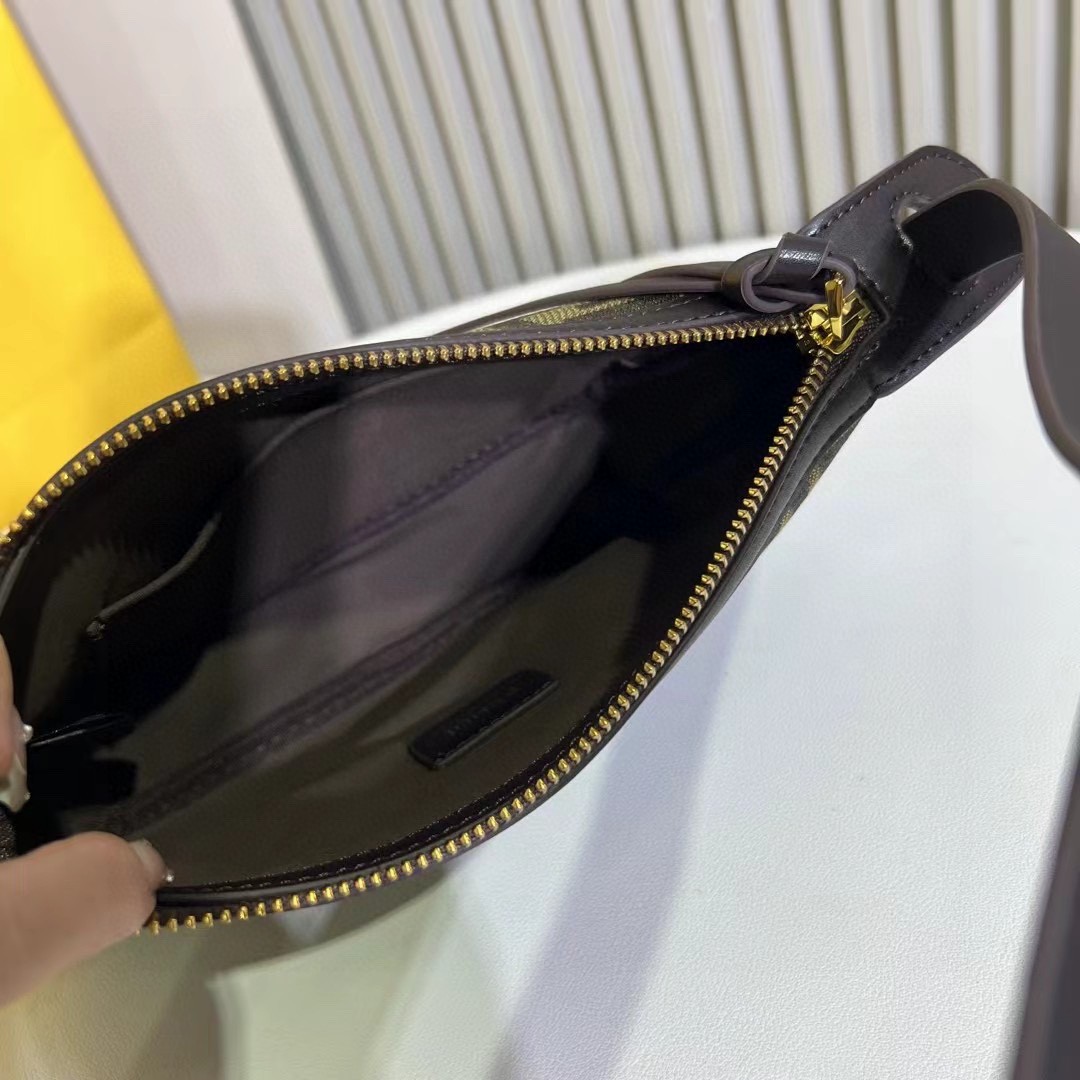 。小号Simply FENDI手袋，-25秋冬季时装秀亮相的一款柔软单肩包，以20世纪90年代初的典藏款