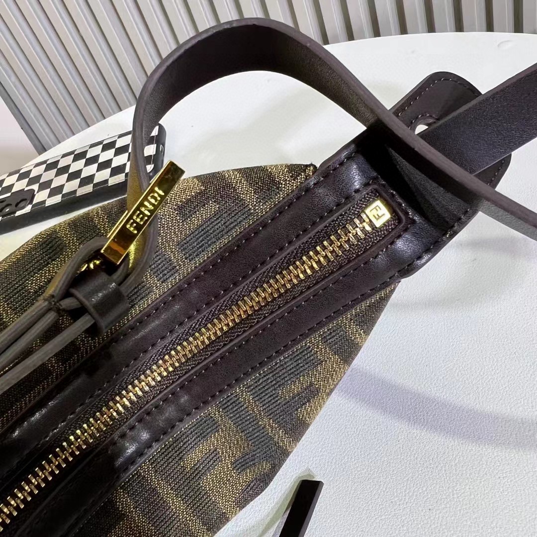 。小号Simply FENDI手袋，-25秋冬季时装秀亮相的一款柔软单肩包，以20世纪90年代初的典藏款