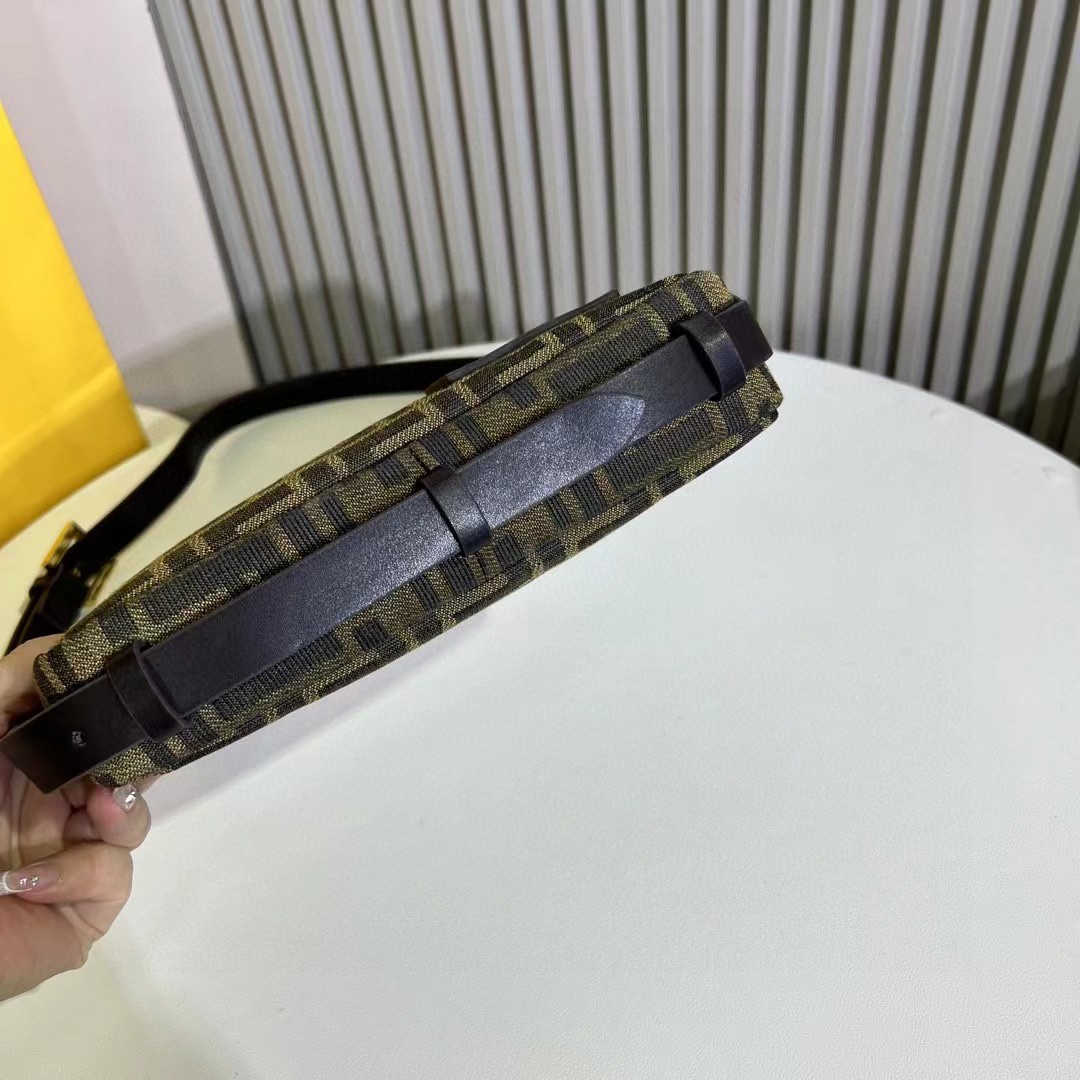 。小号Simply FENDI手袋，-25秋冬季时装秀亮相的一款柔软单肩包，以20世纪90年代初的典藏款