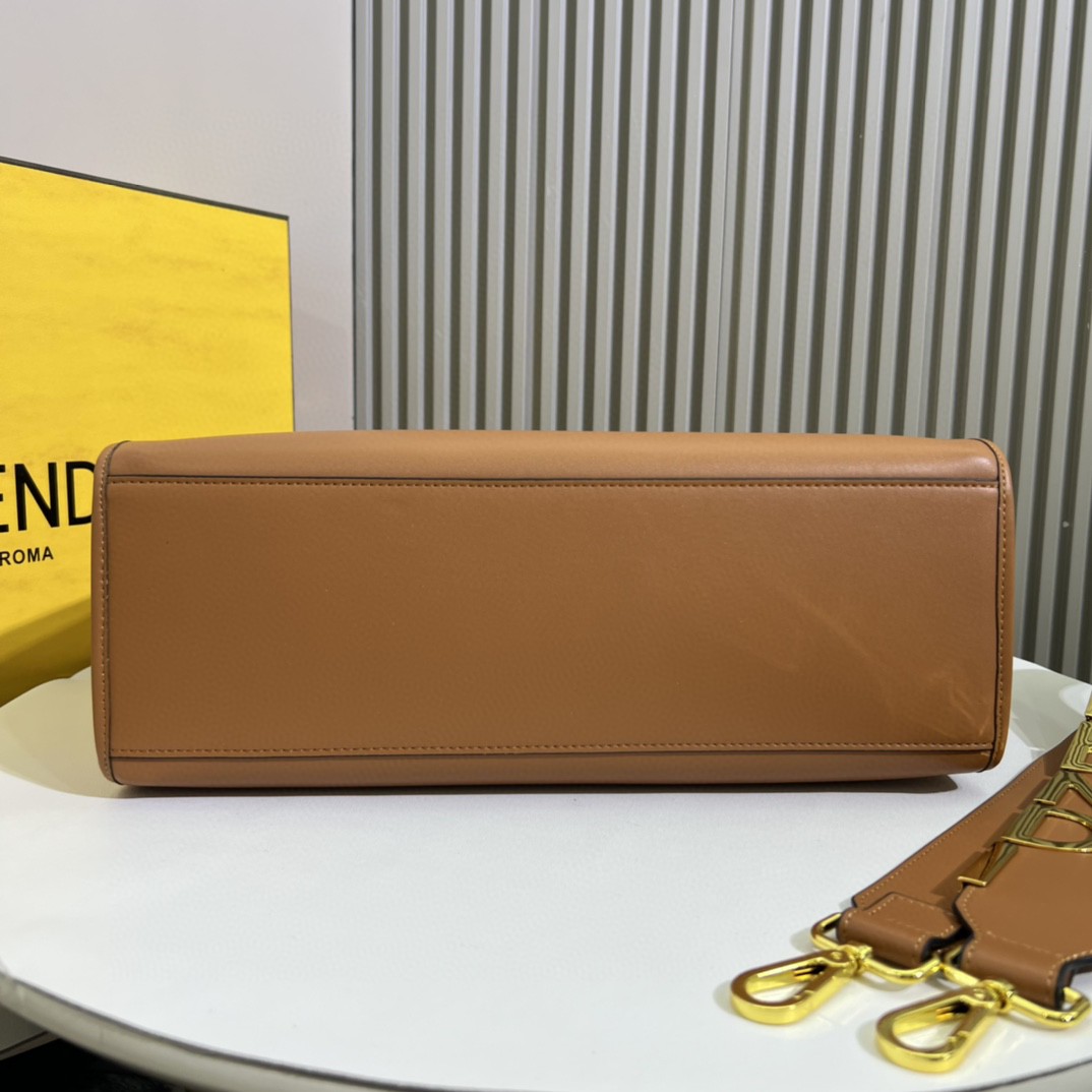 。官网最新颜色到货：🆕🆕🆕🆕FÉŃĎI TOTE 托特包“阳光手提袋”
简单字母LOGO设计，琥珀色双手