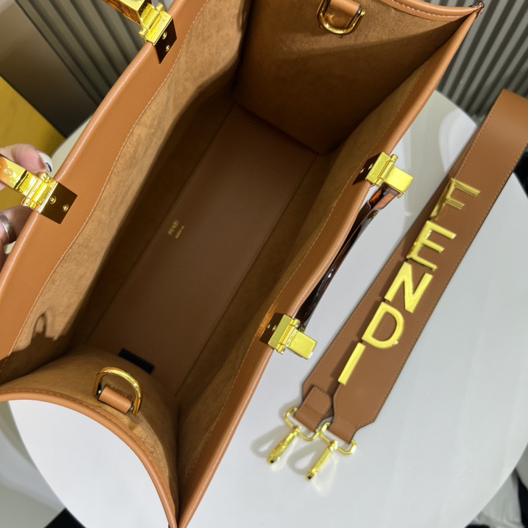 。官网最新颜色到货：🆕🆕🆕🆕FÉŃĎI TOTE 托特包“阳光手提袋”
简单字母LOGO设计，琥珀色双手