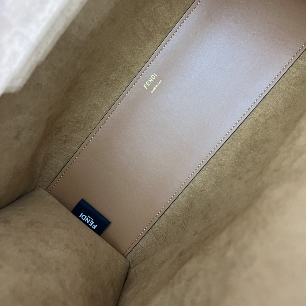 。官网最新颜色到货：🆕🆕🆕🆕FÉŃĎI TOTE 托特包“阳光手提袋”
简单字母LOGO设计，琥珀色双手