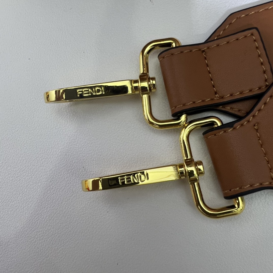 。官网最新颜色到货：🆕🆕🆕🆕FÉŃĎI TOTE 托特包“阳光手提袋”
简单字母LOGO设计，琥珀色双手