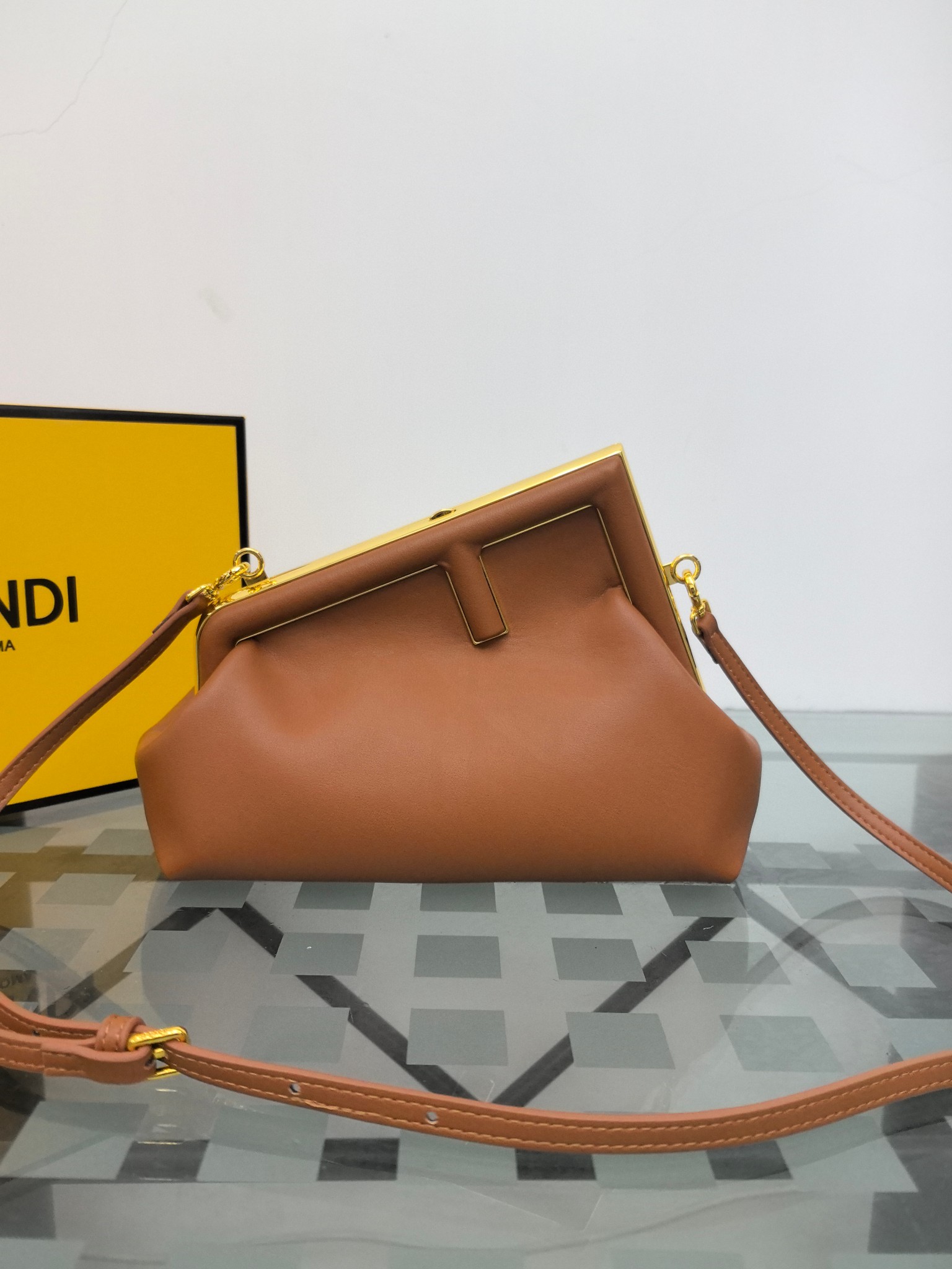 。全网疯抢FEND1 First老花布料/柔软纳帕牛皮材质（云朵包）！

设计师Kim Jones主导下