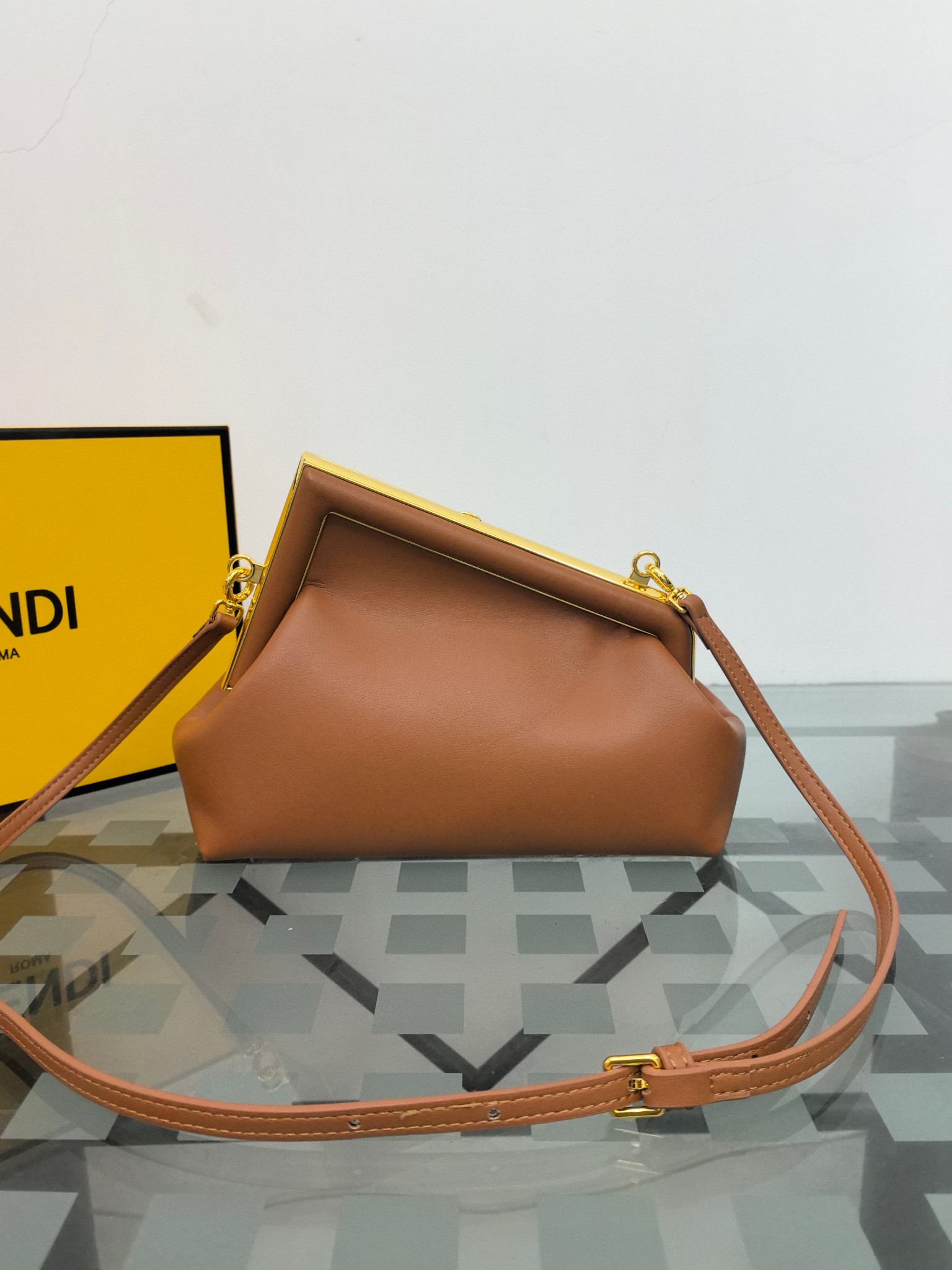 。全网疯抢FEND1 First老花布料/柔软纳帕牛皮材质（云朵包）！

设计师Kim Jones主导下