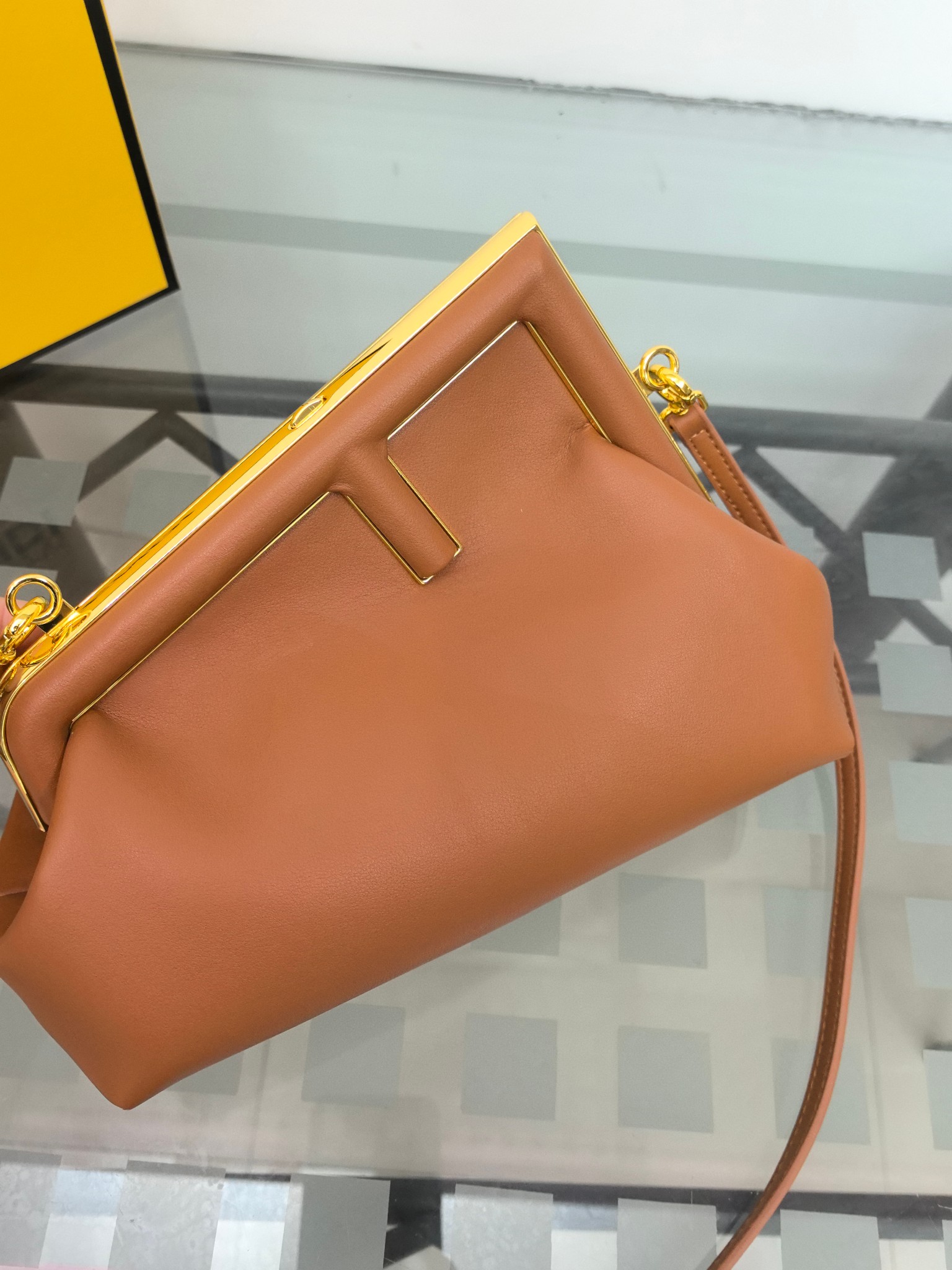 。全网疯抢FEND1 First老花布料/柔软纳帕牛皮材质（云朵包）！

设计师Kim Jones主导下