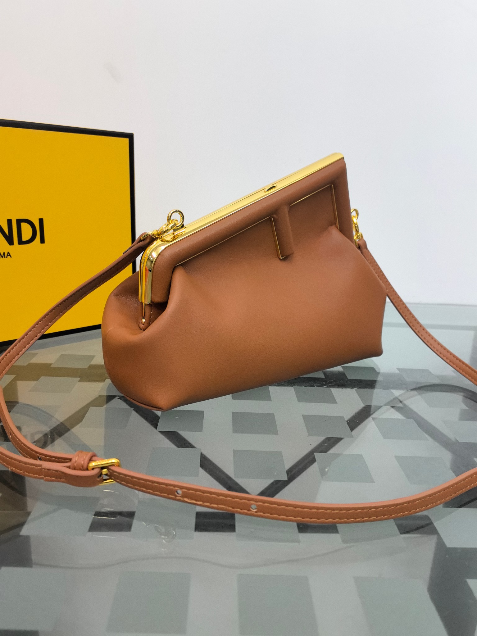 。全网疯抢FEND1 First老花布料/柔软纳帕牛皮材质（云朵包）！

设计师Kim Jones主导下