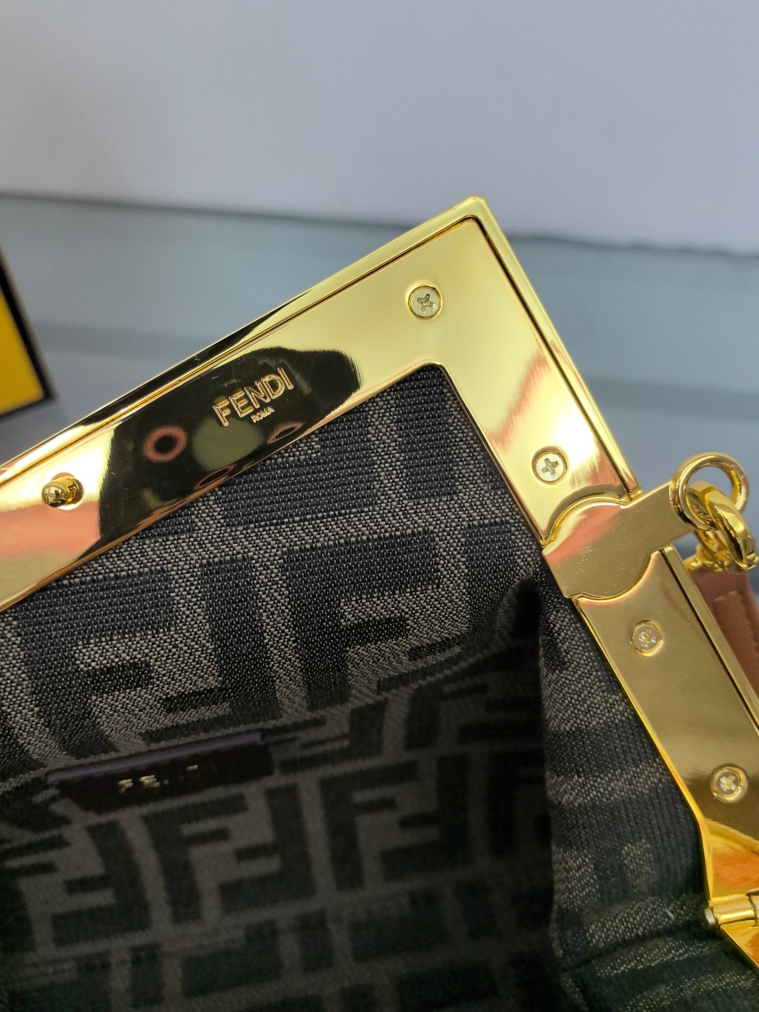 。全网疯抢FEND1 First老花布料/柔软纳帕牛皮材质（云朵包）！

设计师Kim Jones主导下