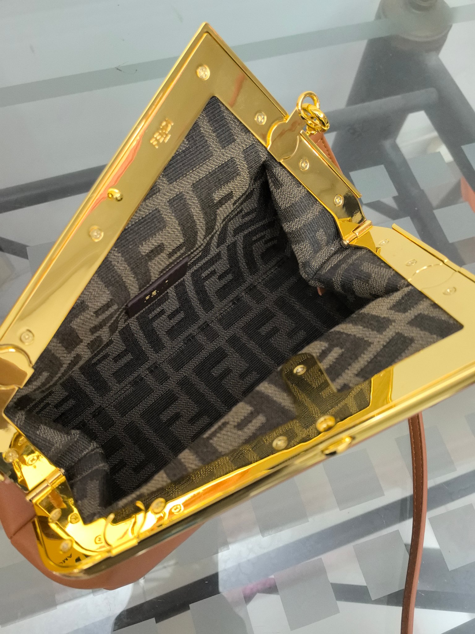 。全网疯抢FEND1 First老花布料/柔软纳帕牛皮材质（云朵包）！

设计师Kim Jones主导下