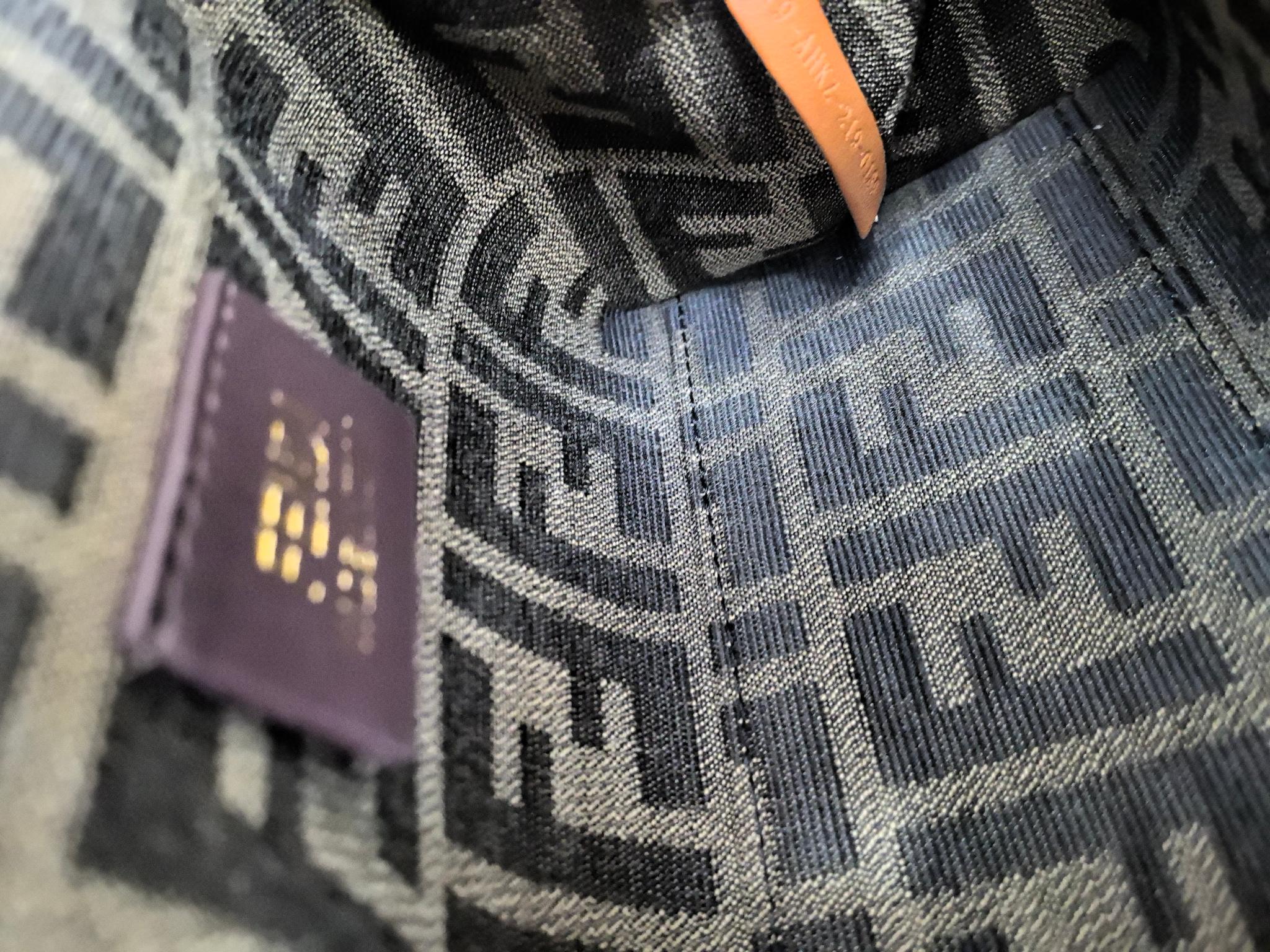 。全网疯抢FEND1 First老花布料/柔软纳帕牛皮材质（云朵包）！

设计师Kim Jones主导下