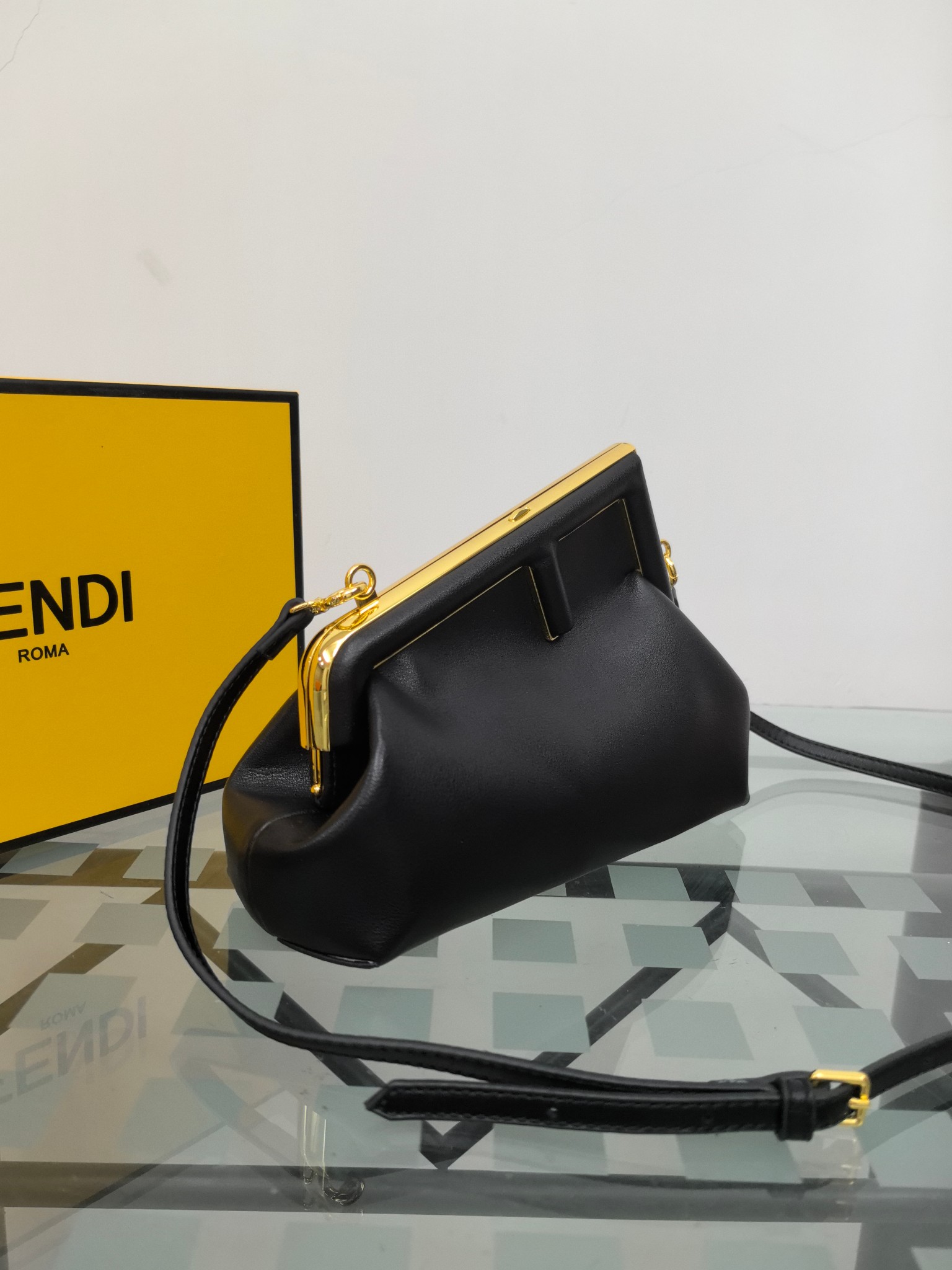 。全网疯抢FEND1 First老花布料/柔软纳帕牛皮材质（云朵包）！

设计师Kim Jones主导下