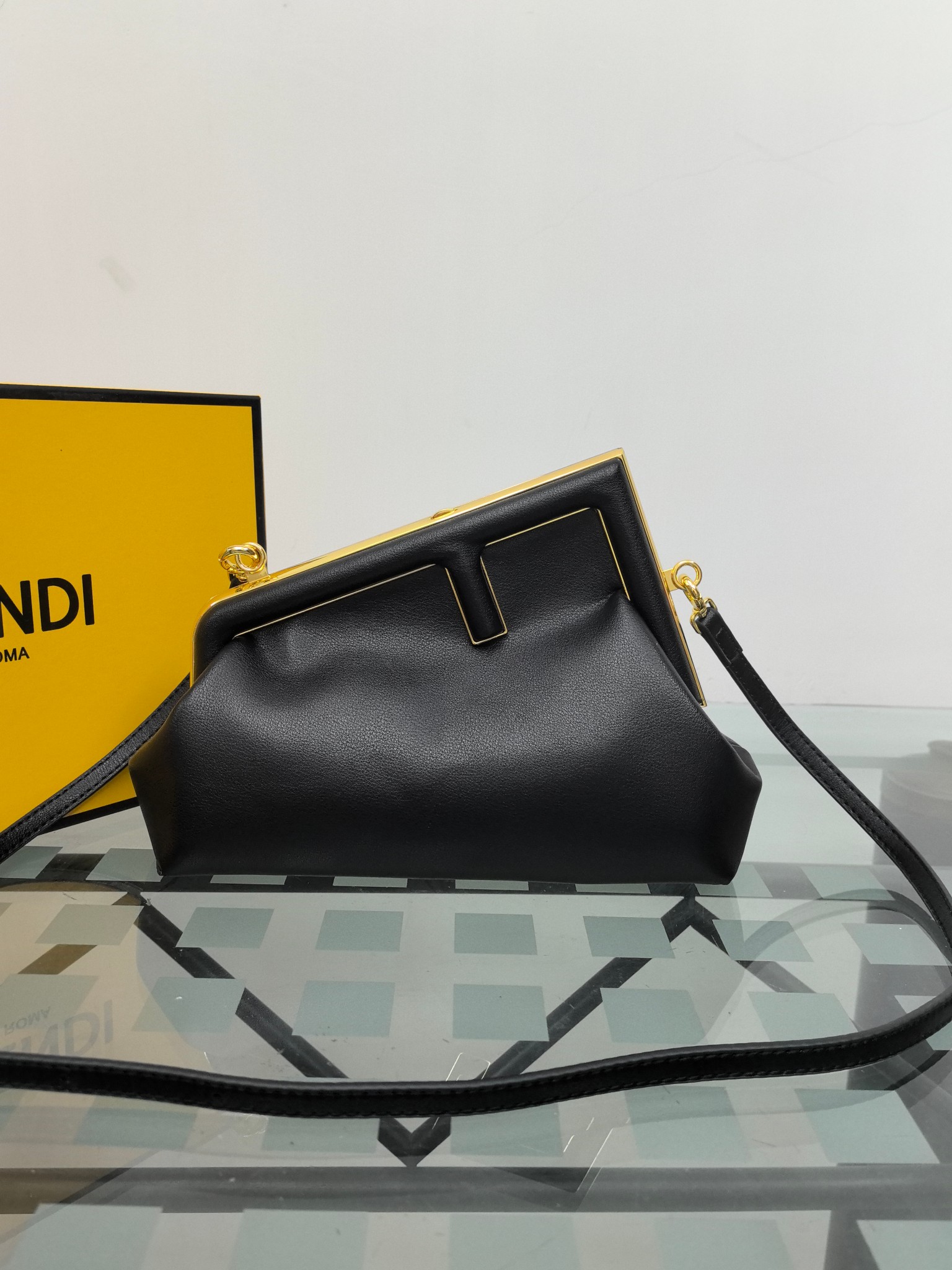 。全网疯抢FEND1 First老花布料/柔软纳帕牛皮材质（云朵包）！

设计师Kim Jones主导下