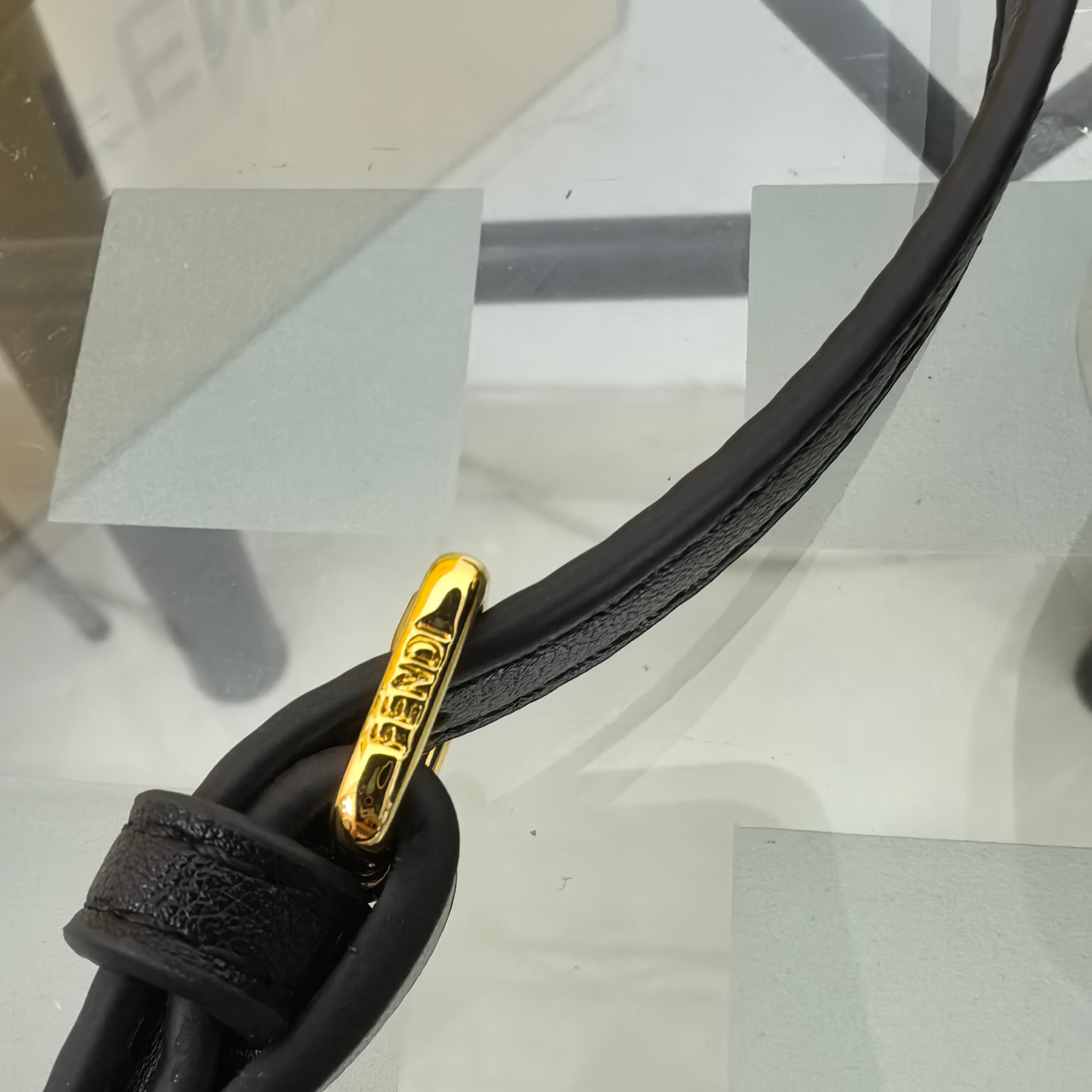 。全网疯抢FEND1 First老花布料/柔软纳帕牛皮材质（云朵包）！

设计师Kim Jones主导下