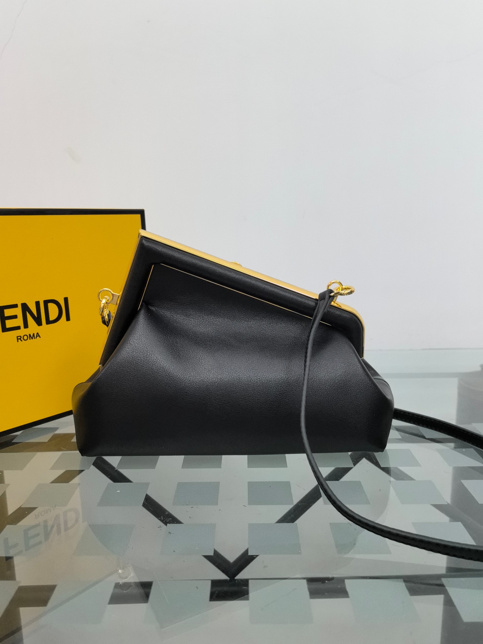 。全网疯抢FEND1 First老花布料/柔软纳帕牛皮材质（云朵包）！

设计师Kim Jones主导下