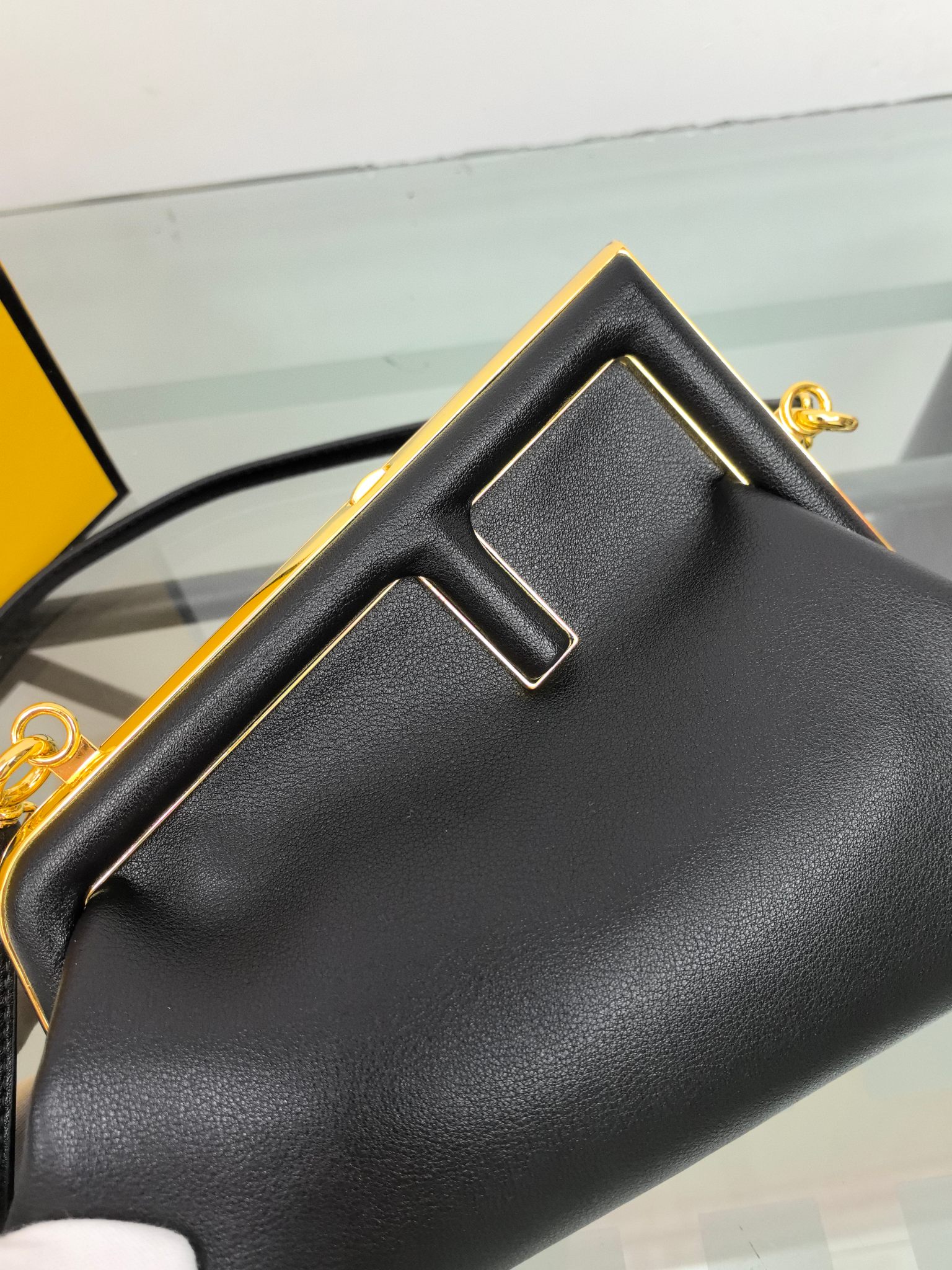 。全网疯抢FEND1 First老花布料/柔软纳帕牛皮材质（云朵包）！

设计师Kim Jones主导下