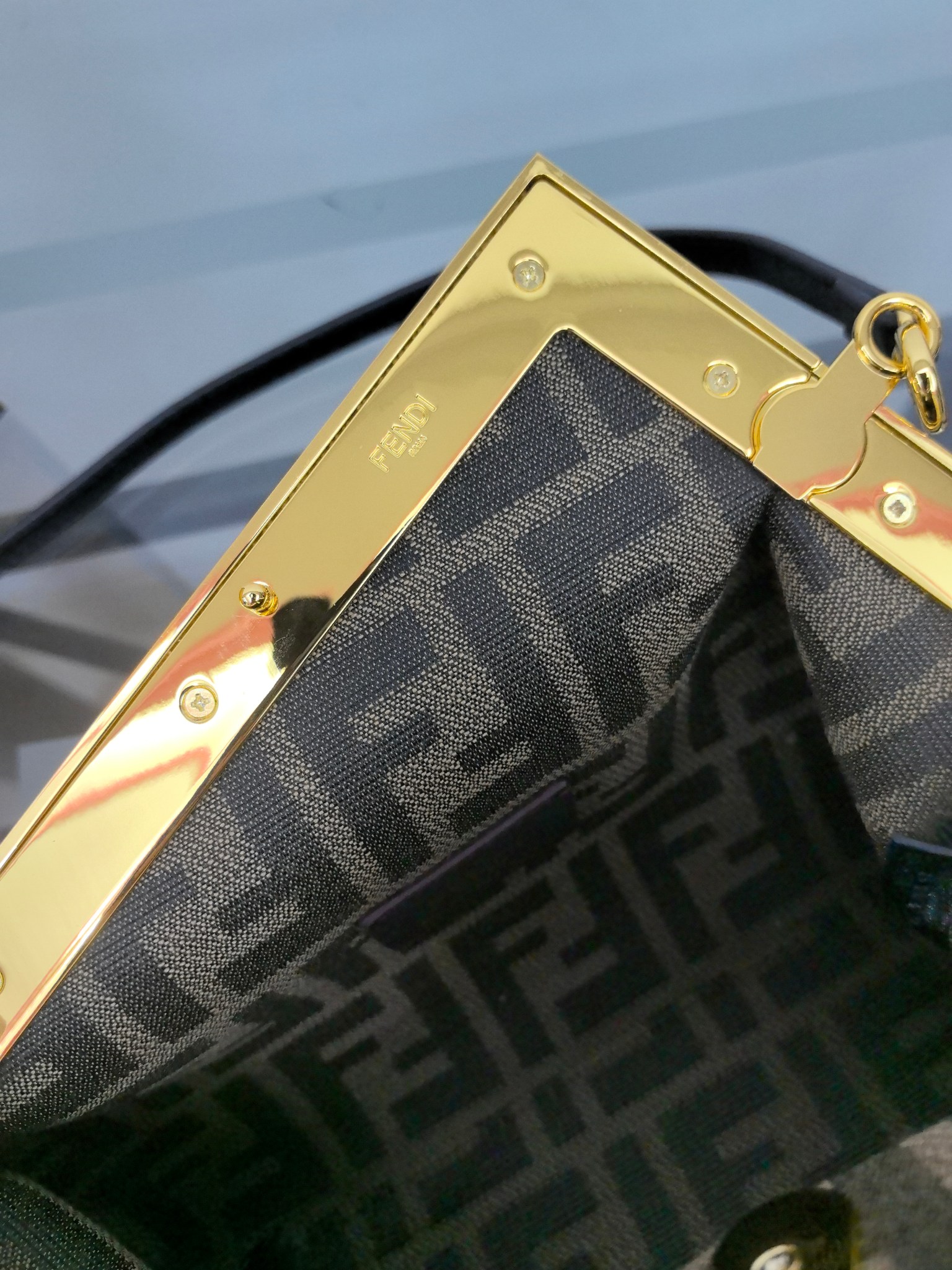 。全网疯抢FEND1 First老花布料/柔软纳帕牛皮材质（云朵包）！

设计师Kim Jones主导下