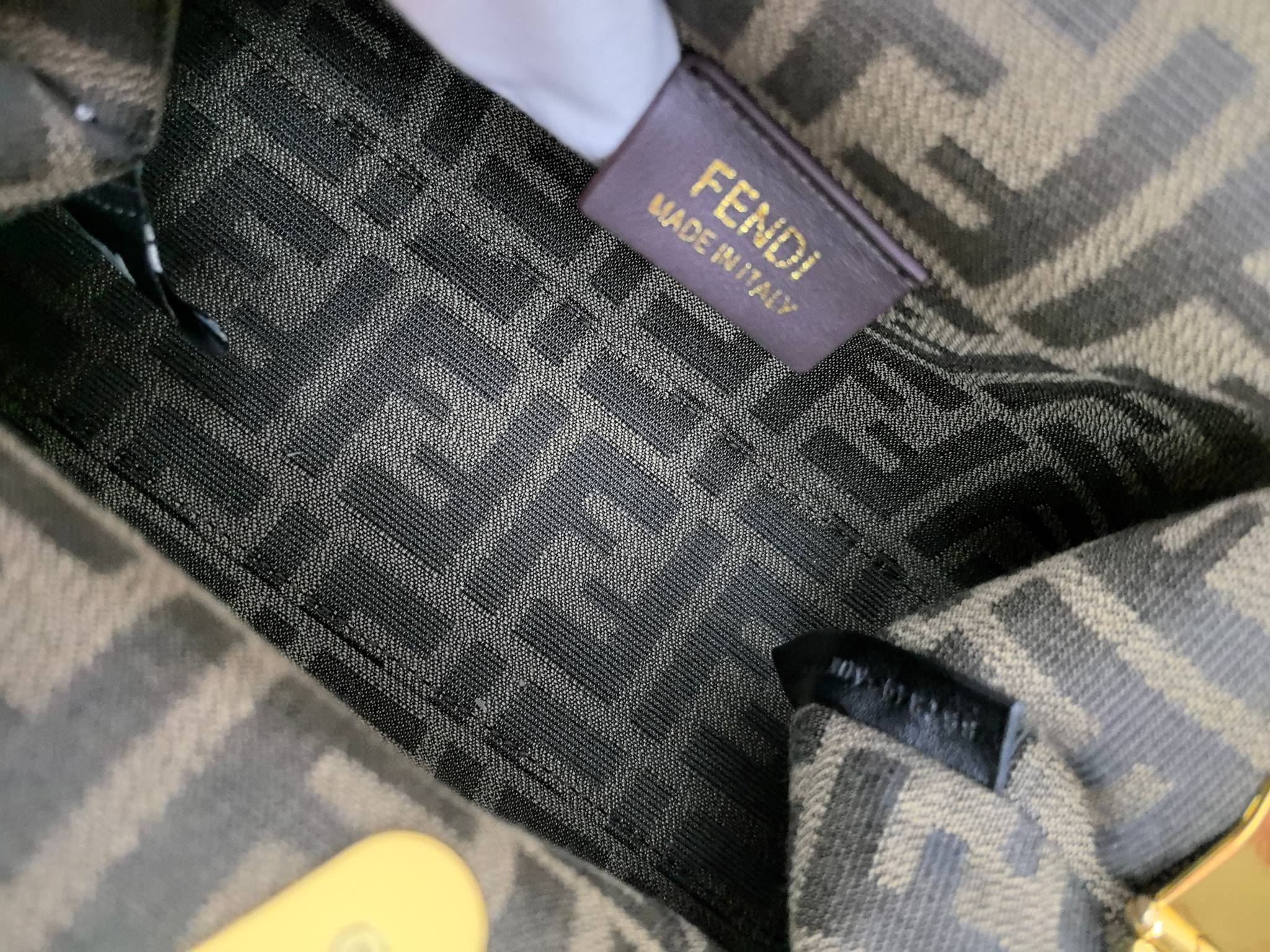 。全网疯抢FEND1 First老花布料/柔软纳帕牛皮材质（云朵包）！

设计师Kim Jones主导下