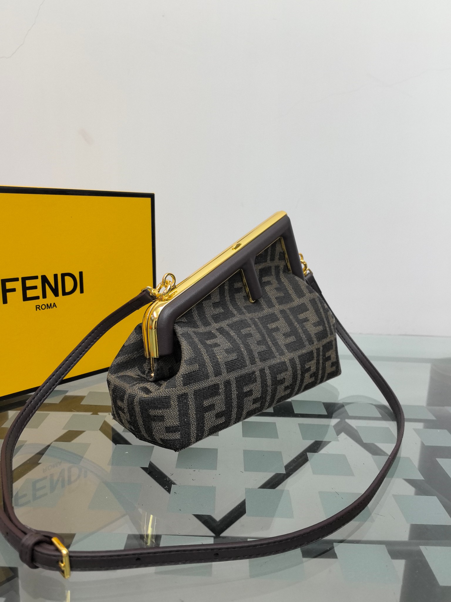 。全网疯抢FEND1 First老花布料/柔软纳帕牛皮材质（云朵包）！

设计师Kim Jones主导下