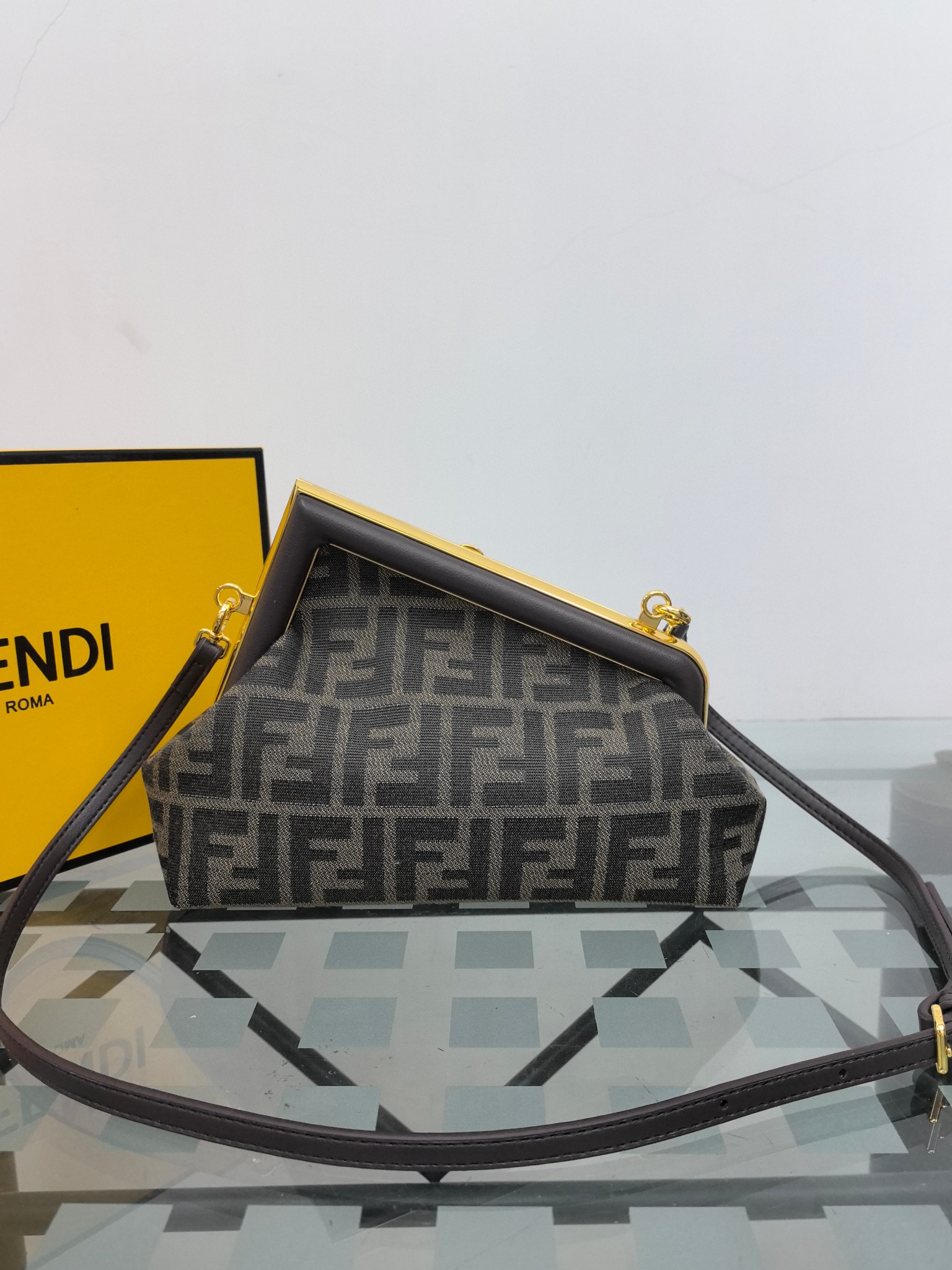 。全网疯抢FEND1 First老花布料/柔软纳帕牛皮材质（云朵包）！

设计师Kim Jones主导下