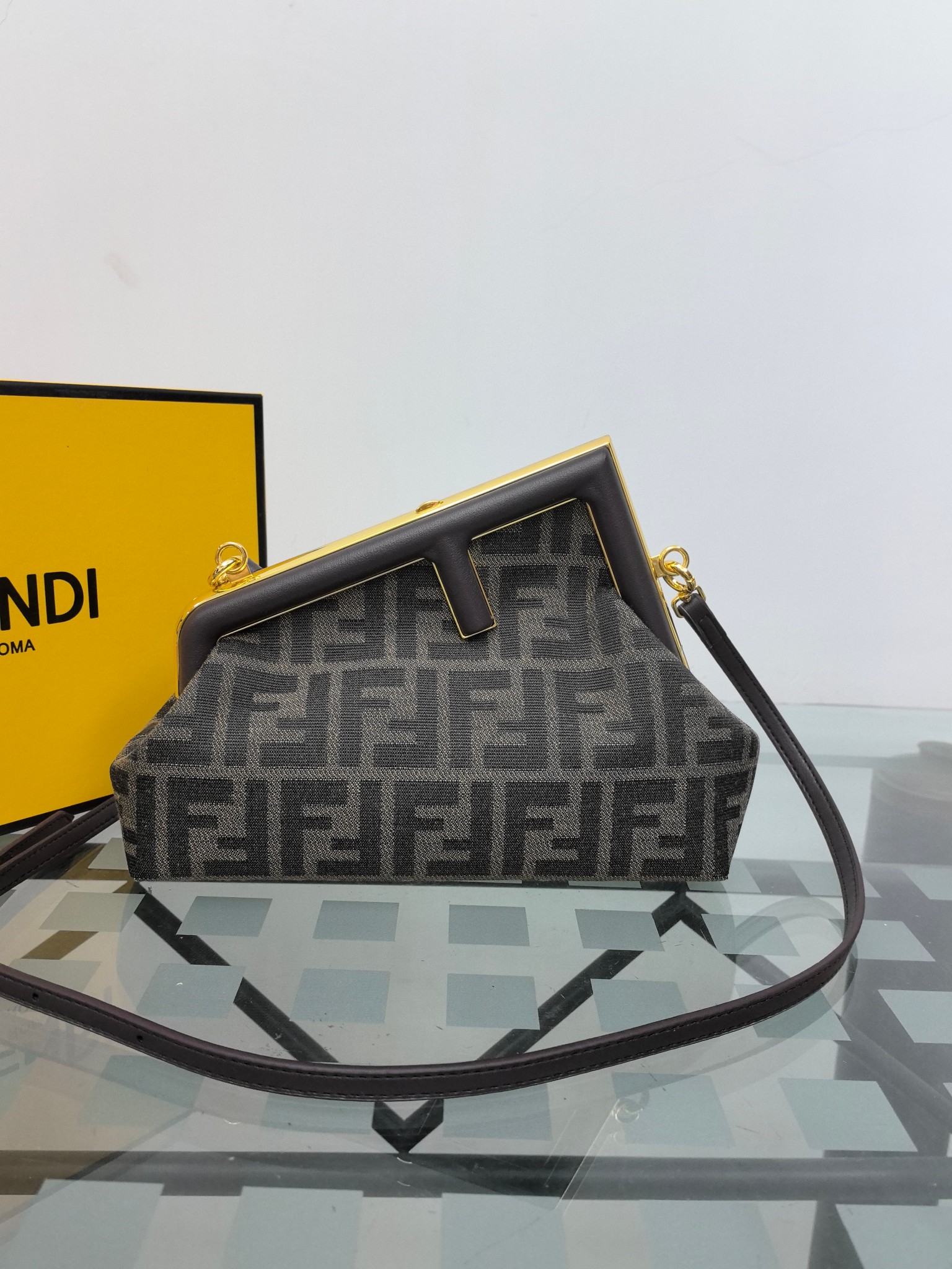 。全网疯抢FEND1 First老花布料/柔软纳帕牛皮材质（云朵包）！

设计师Kim Jones主导下