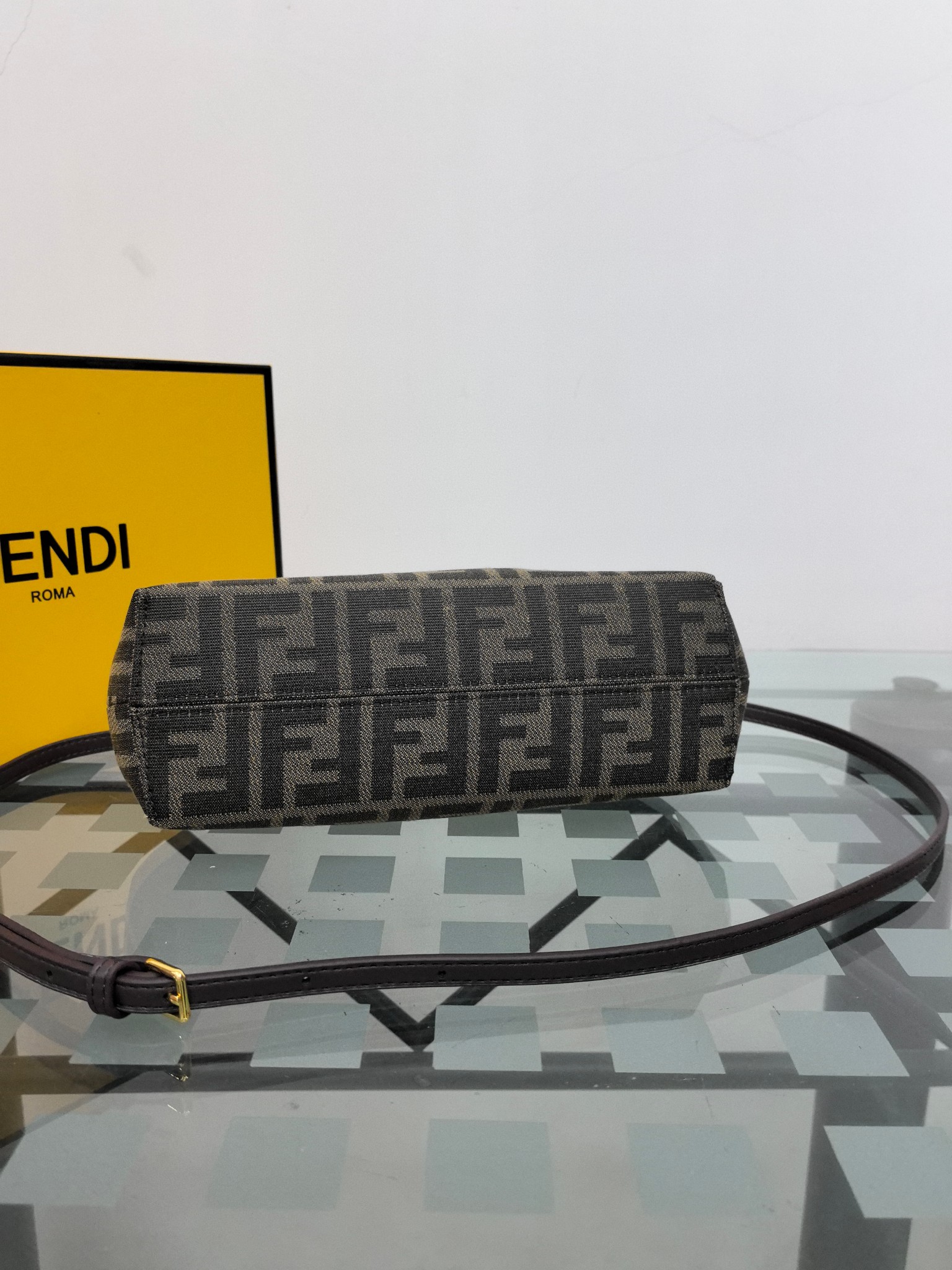 。全网疯抢FEND1 First老花布料/柔软纳帕牛皮材质（云朵包）！

设计师Kim Jones主导下