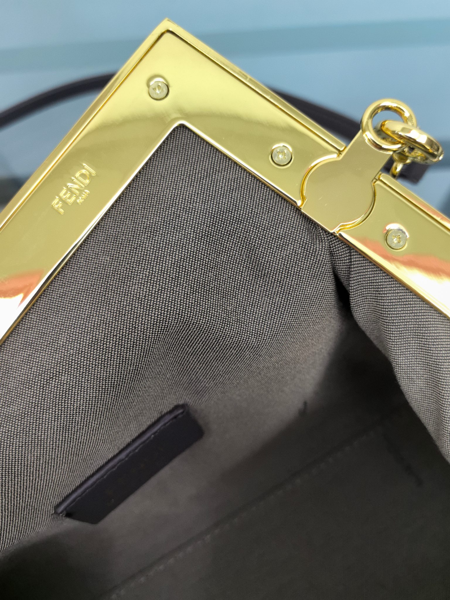 。全网疯抢FEND1 First老花布料/柔软纳帕牛皮材质（云朵包）！

设计师Kim Jones主导下