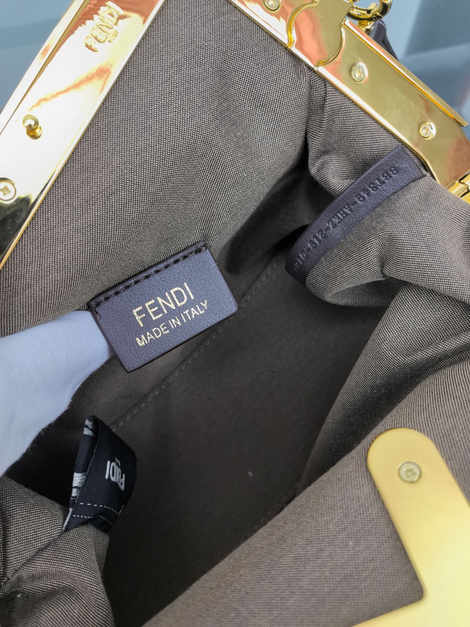 。全网疯抢FEND1 First老花布料/柔软纳帕牛皮材质（云朵包）！

设计师Kim Jones主导下