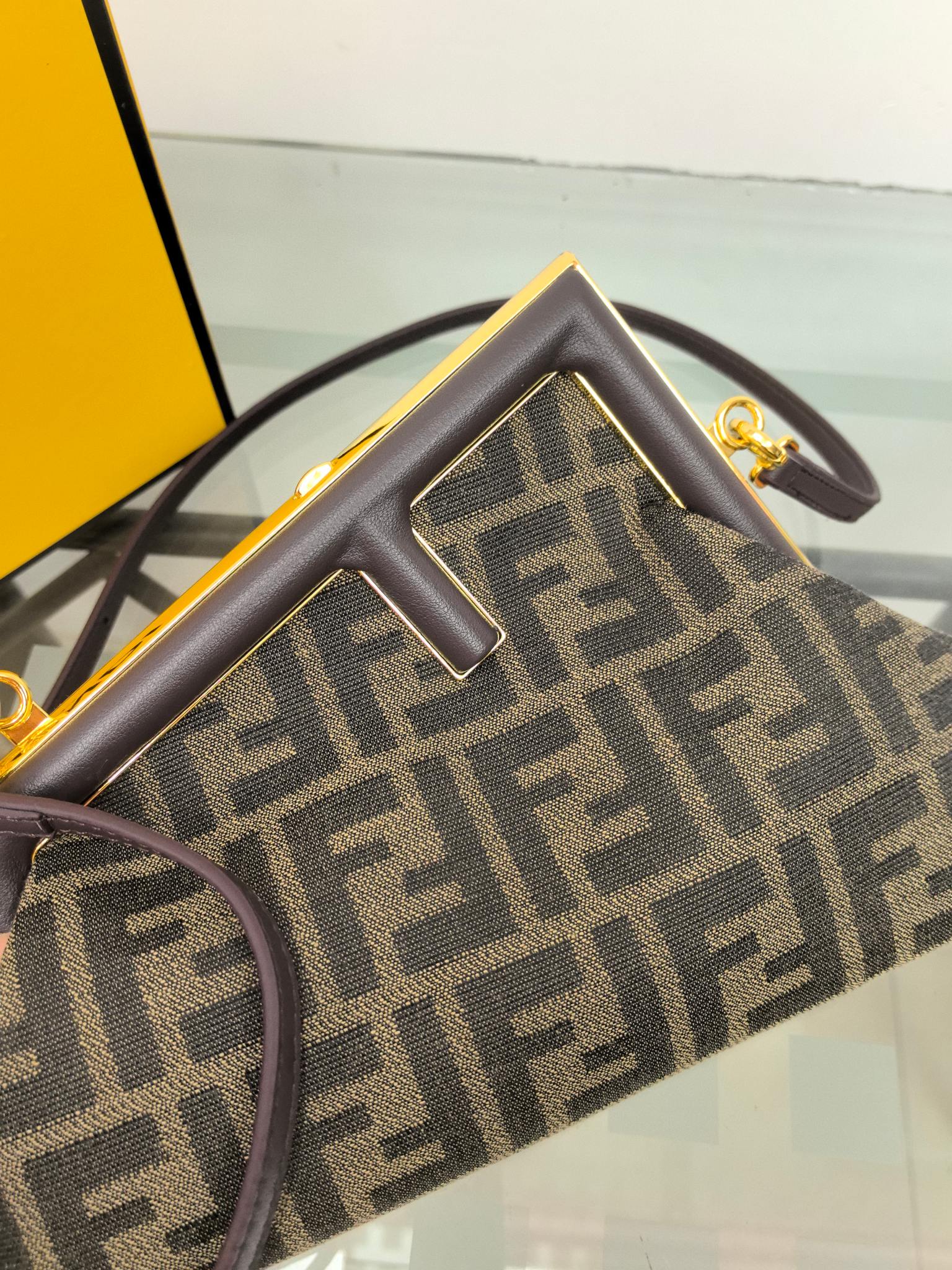 。全网疯抢FEND1 First老花布料/柔软纳帕牛皮材质（云朵包）！

设计师Kim Jones主导下