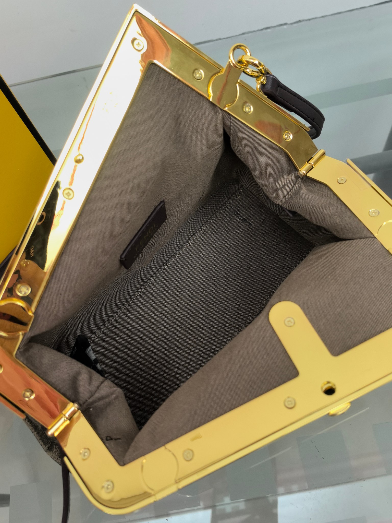 。全网疯抢FEND1 First老花布料/柔软纳帕牛皮材质（云朵包）！

设计师Kim Jones主导下