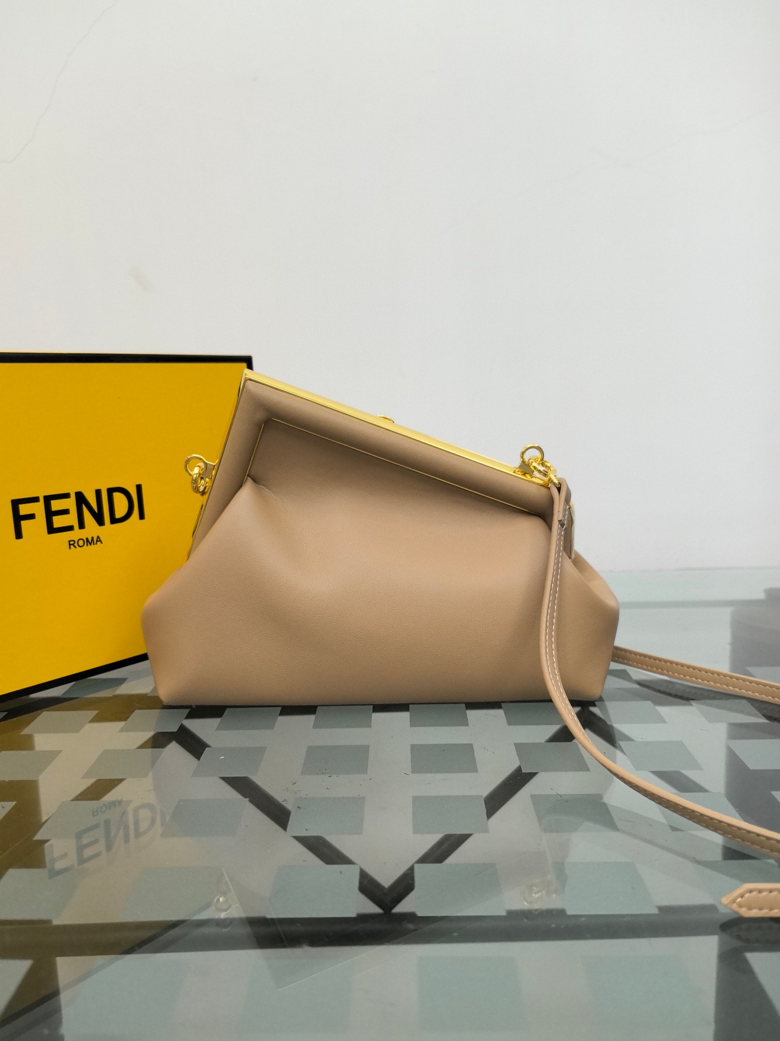 。全网疯抢FEND1 First老花布料/柔软纳帕牛皮材质（云朵包）！

设计师Kim Jones主导下