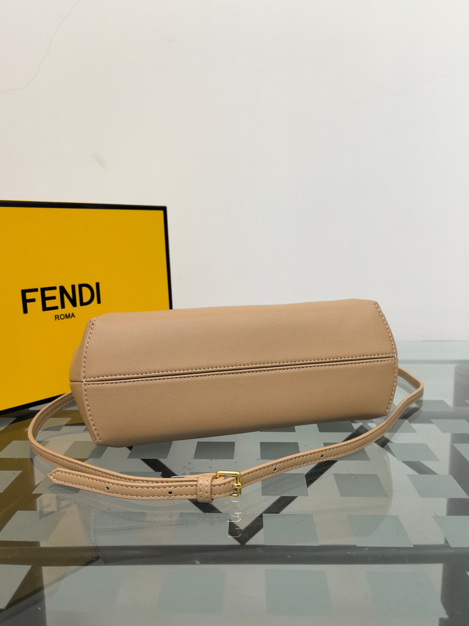 。全网疯抢FEND1 First老花布料/柔软纳帕牛皮材质（云朵包）！

设计师Kim Jones主导下