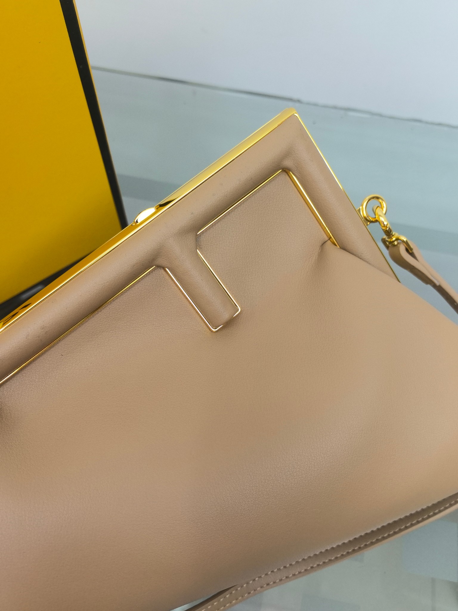 。全网疯抢FEND1 First老花布料/柔软纳帕牛皮材质（云朵包）！

设计师Kim Jones主导下