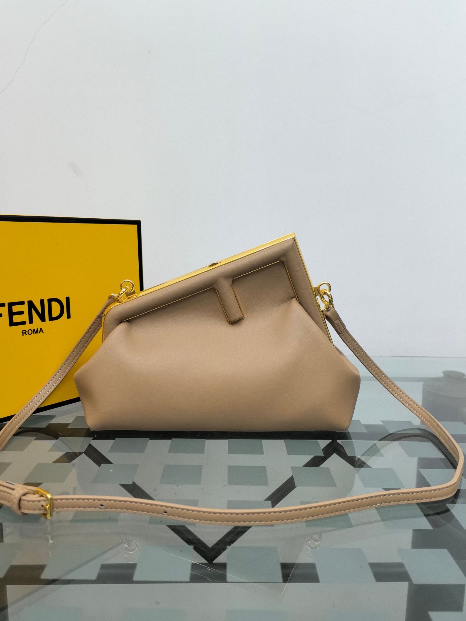 。全网疯抢FEND1 First老花布料/柔软纳帕牛皮材质（云朵包）！

设计师Kim Jones主导下