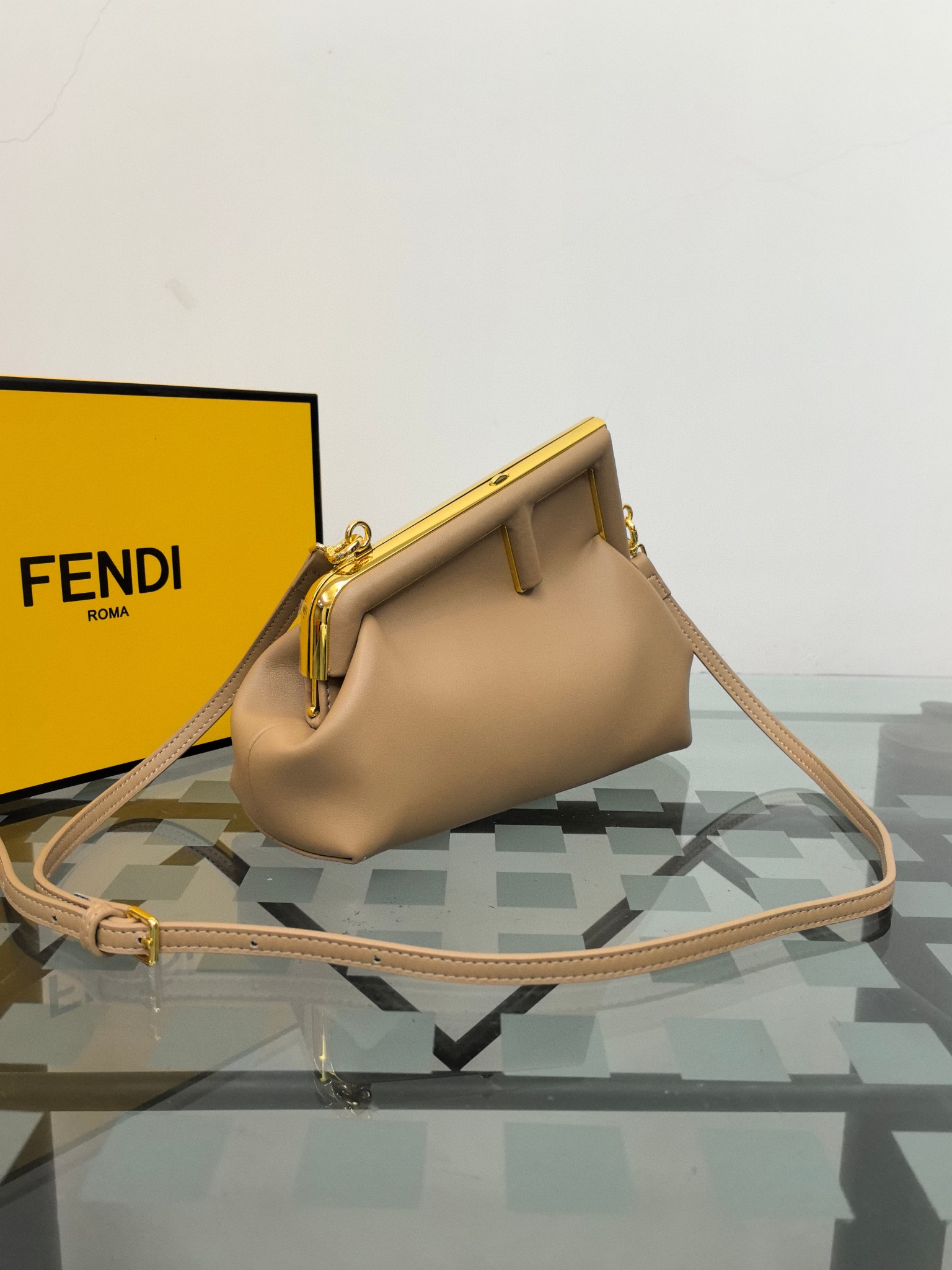 。全网疯抢FEND1 First老花布料/柔软纳帕牛皮材质（云朵包）！

设计师Kim Jones主导下