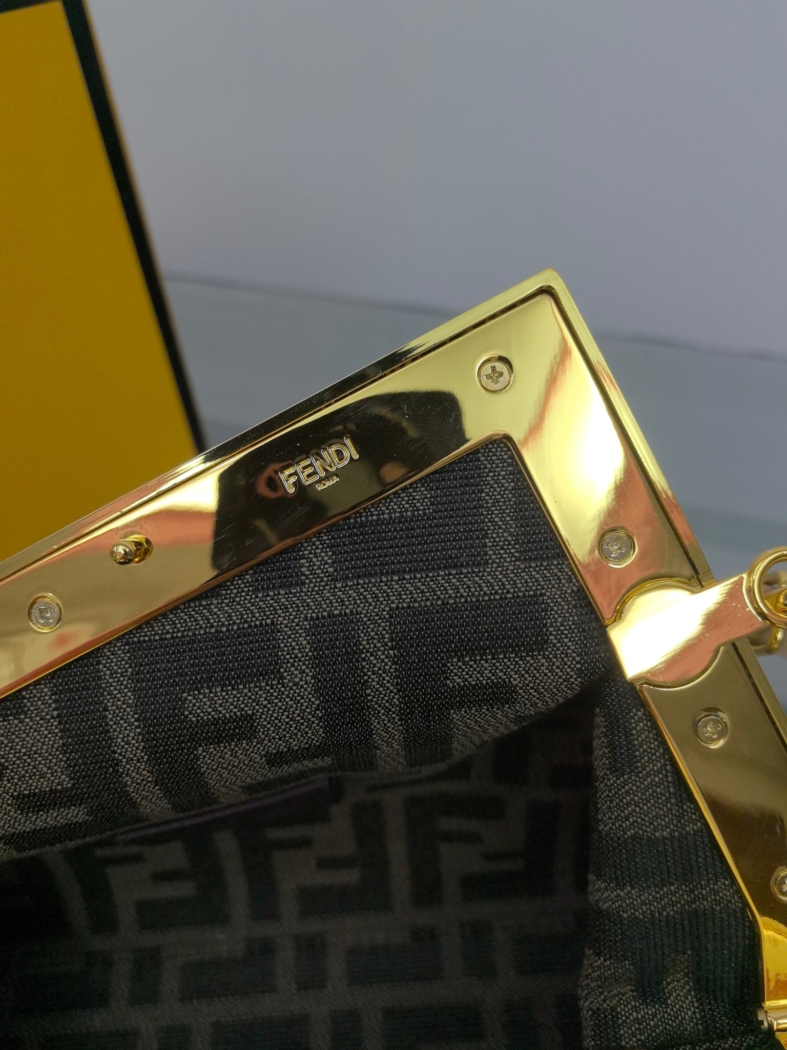 。全网疯抢FEND1 First老花布料/柔软纳帕牛皮材质（云朵包）！

设计师Kim Jones主导下