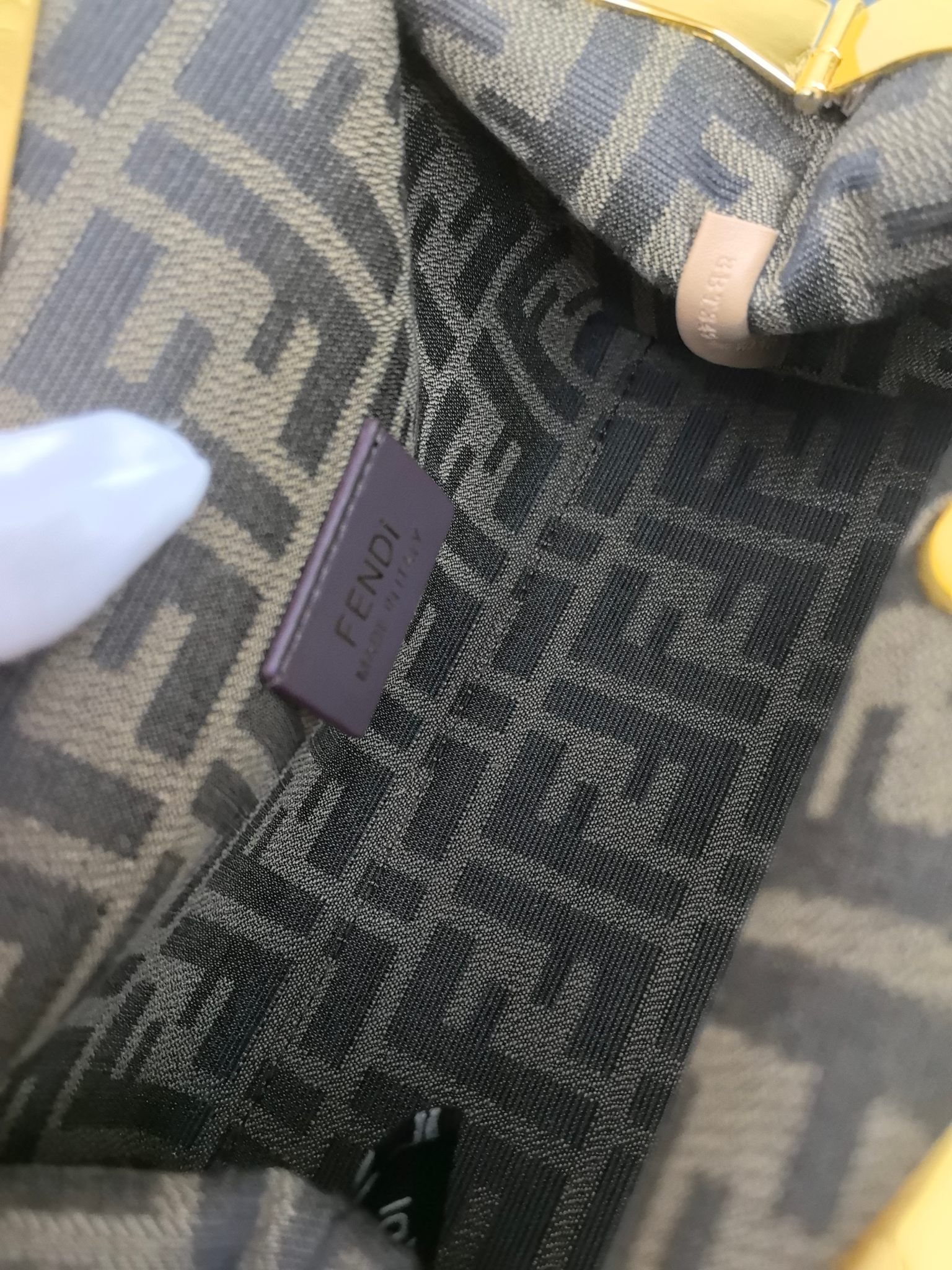 。全网疯抢FEND1 First老花布料/柔软纳帕牛皮材质（云朵包）！

设计师Kim Jones主导下