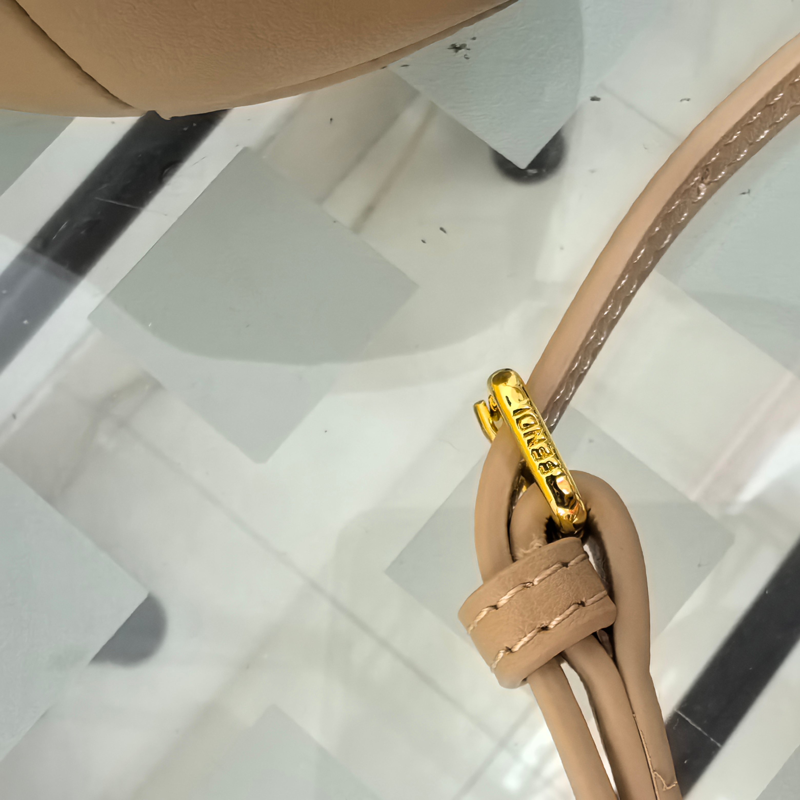 。全网疯抢FEND1 First老花布料/柔软纳帕牛皮材质（云朵包）！

设计师Kim Jones主导下