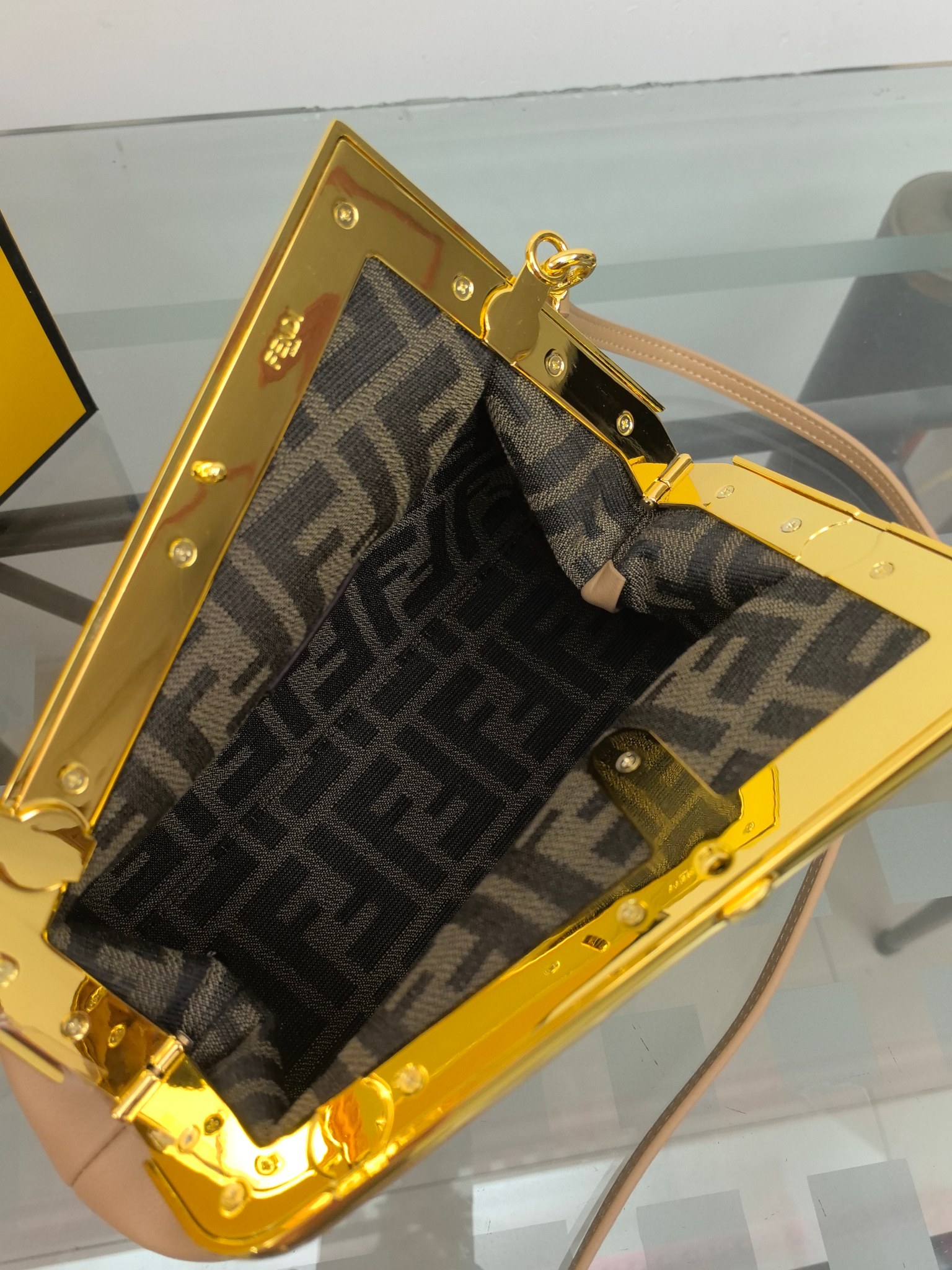 。全网疯抢FEND1 First老花布料/柔软纳帕牛皮材质（云朵包）！

设计师Kim Jones主导下