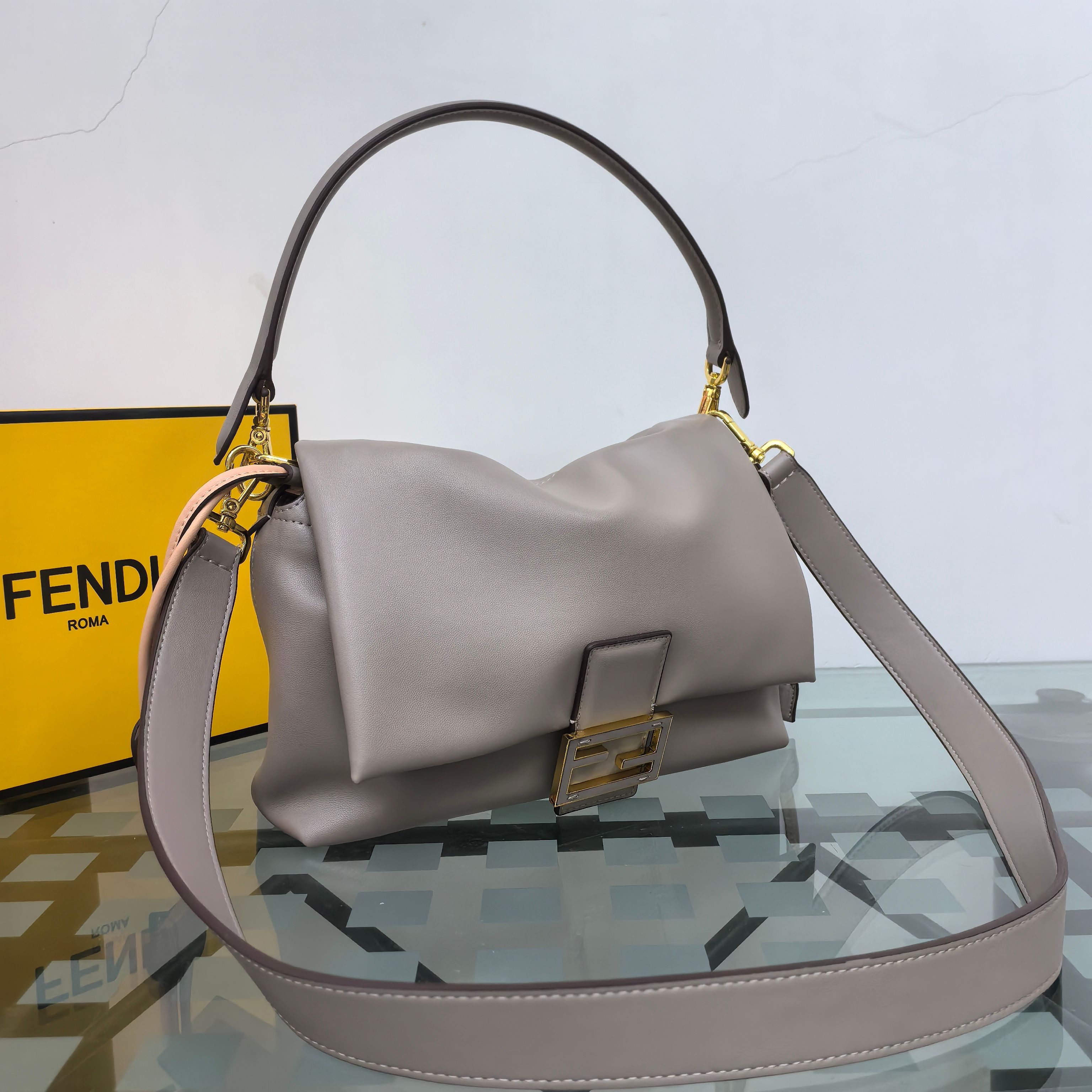 。Fendi2025新款Mamma法棍!!
FENDI 2025春夏女士系列创绎经典，升华日常着装。
M