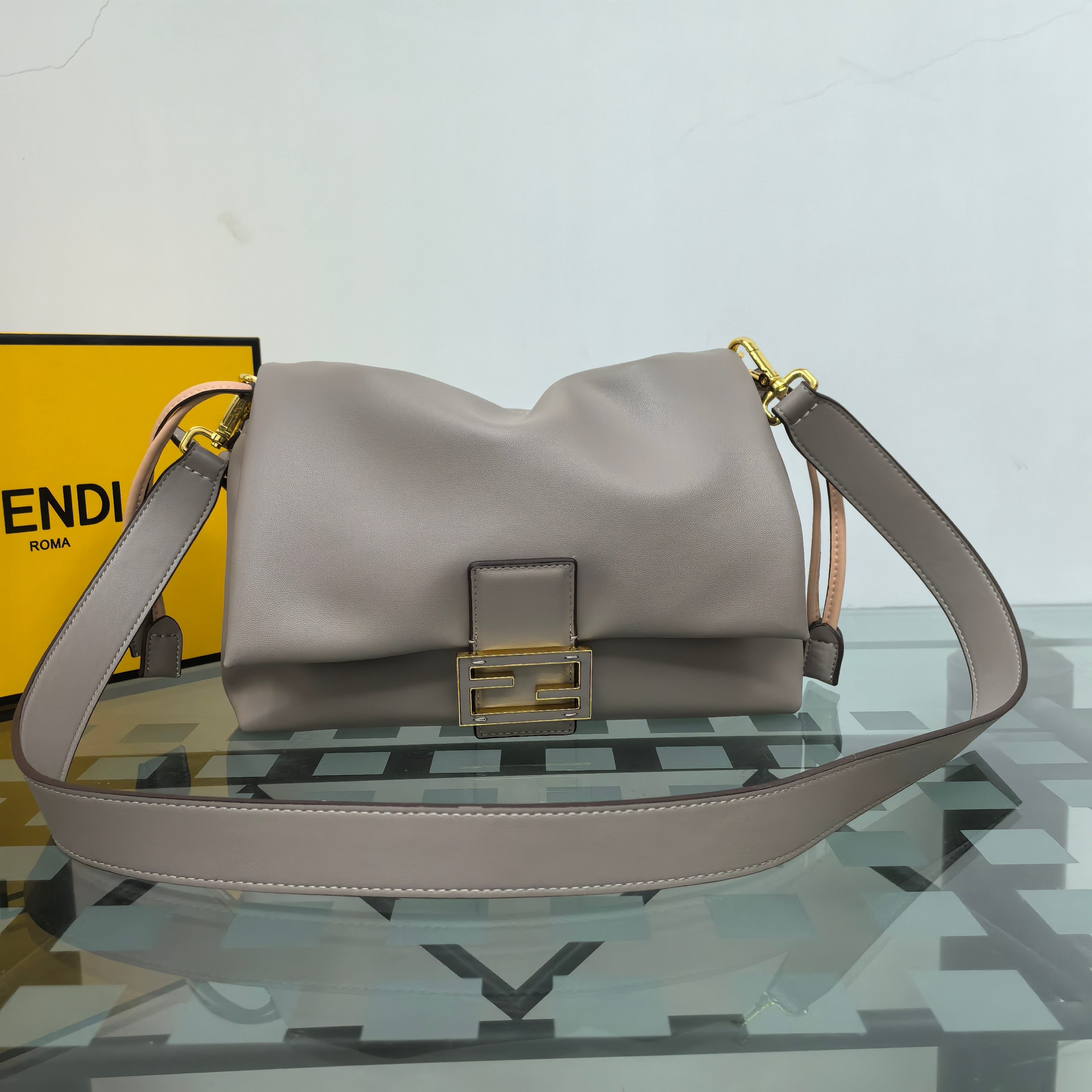 。Fendi2025新款Mamma法棍!!
FENDI 2025春夏女士系列创绎经典，升华日常着装。
M