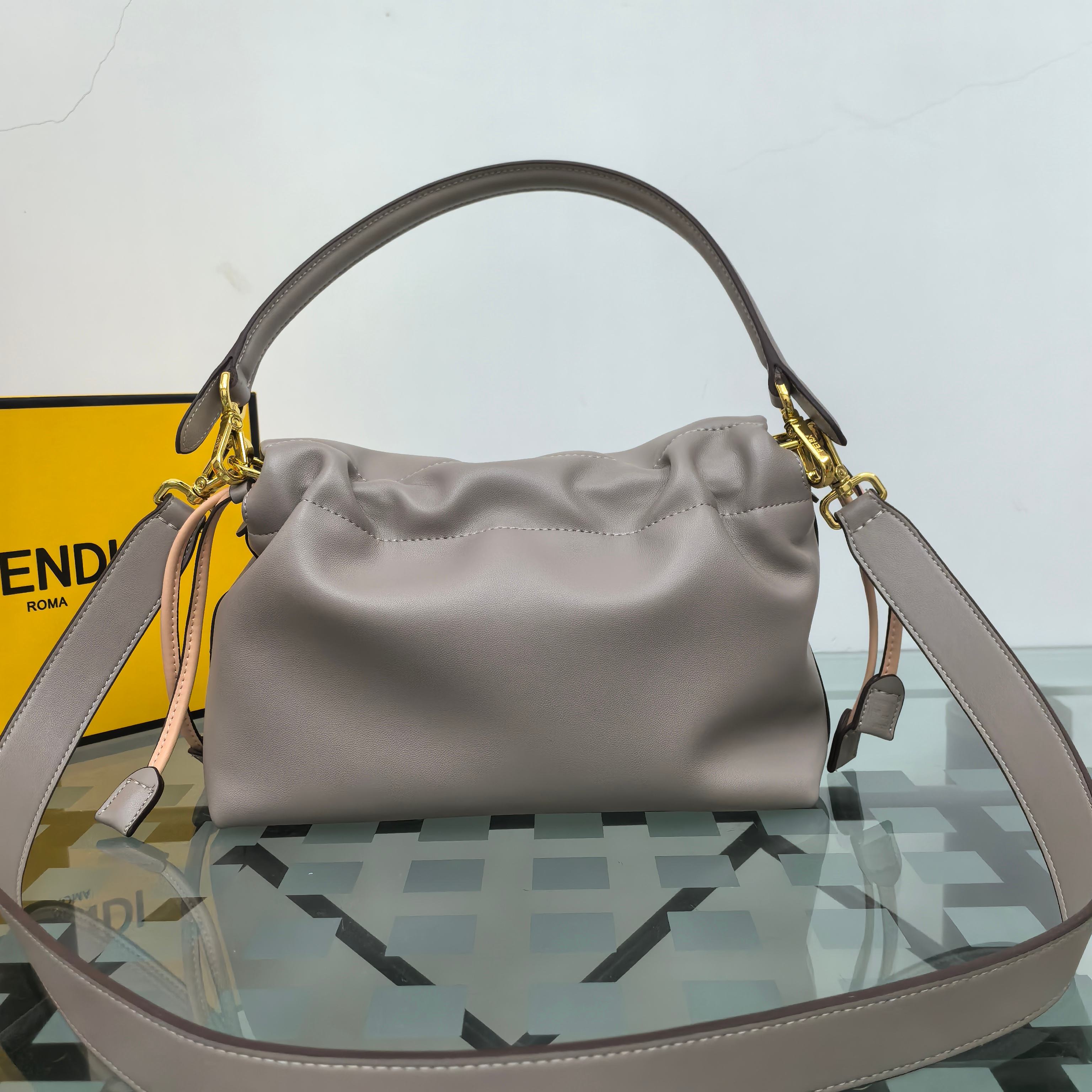 。Fendi2025新款Mamma法棍!!
FENDI 2025春夏女士系列创绎经典，升华日常着装。
M