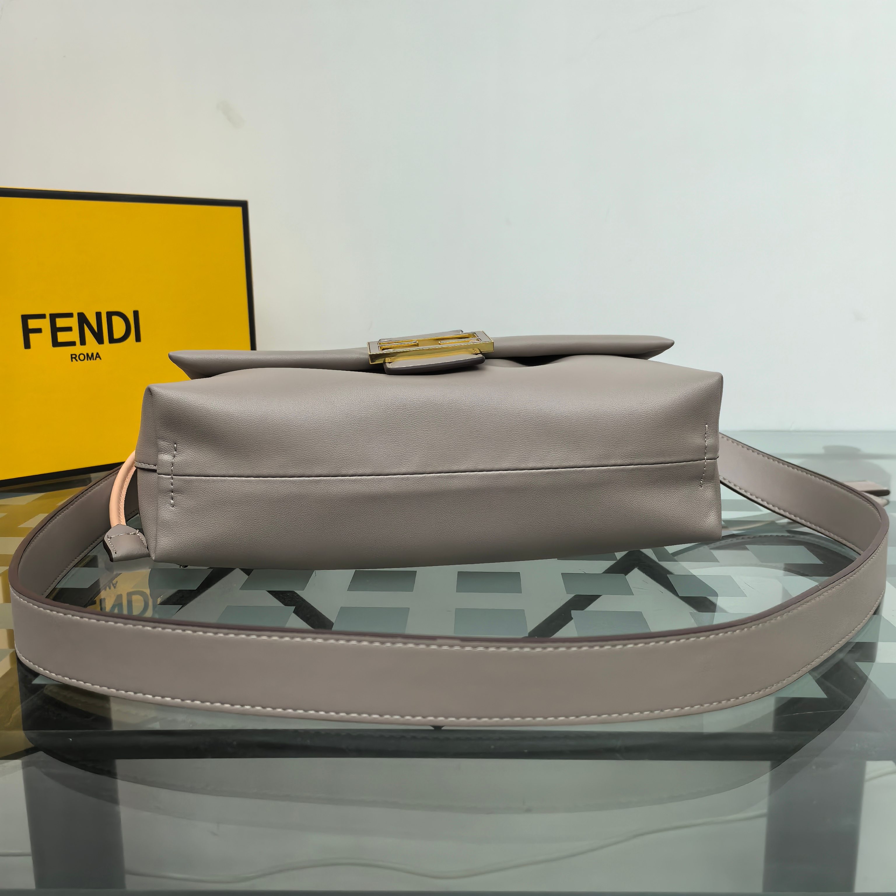 。Fendi2025新款Mamma法棍!!
FENDI 2025春夏女士系列创绎经典，升华日常着装。
M